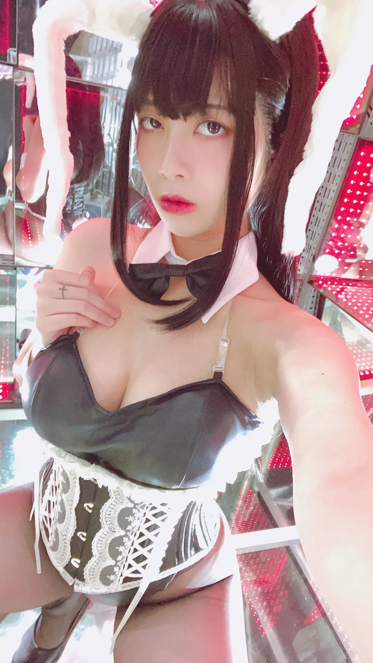 网络美女Hieey Heika嗨儿September主题性感黑色吊带配超薄黑丝撩人诱惑写真47P