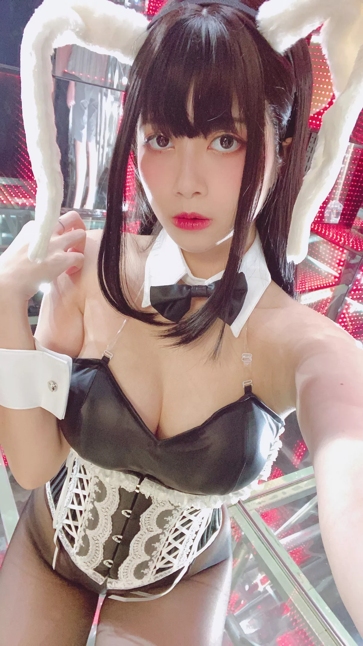 网络美女Hieey Heika嗨儿September主题性感黑色吊带配超薄黑丝撩人诱惑写真47P