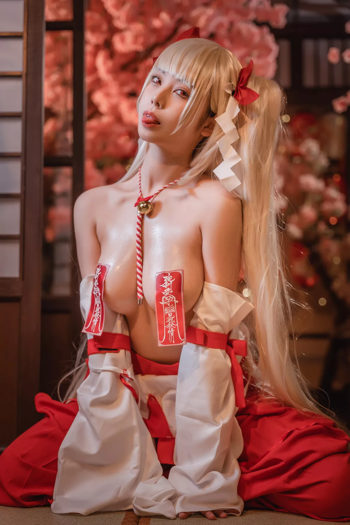 萌系小姐姐蜜汁猫裘可畏巫女主题性感红白色连衣裙半脱露惹火身材诱惑写真50P