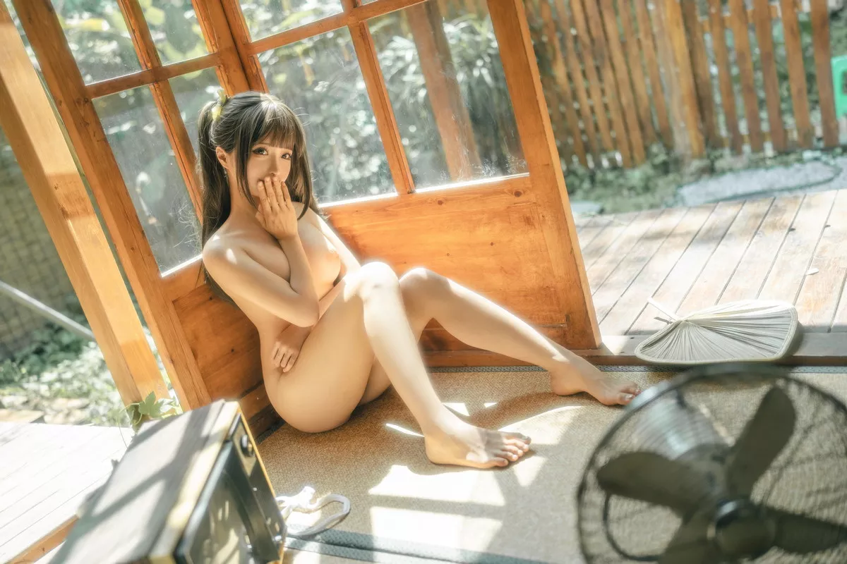 动漫博主蠢沫沫夏主题私房脱白色吊裙大尺度露火辣胴体秀豪乳遮点诱惑写真115P