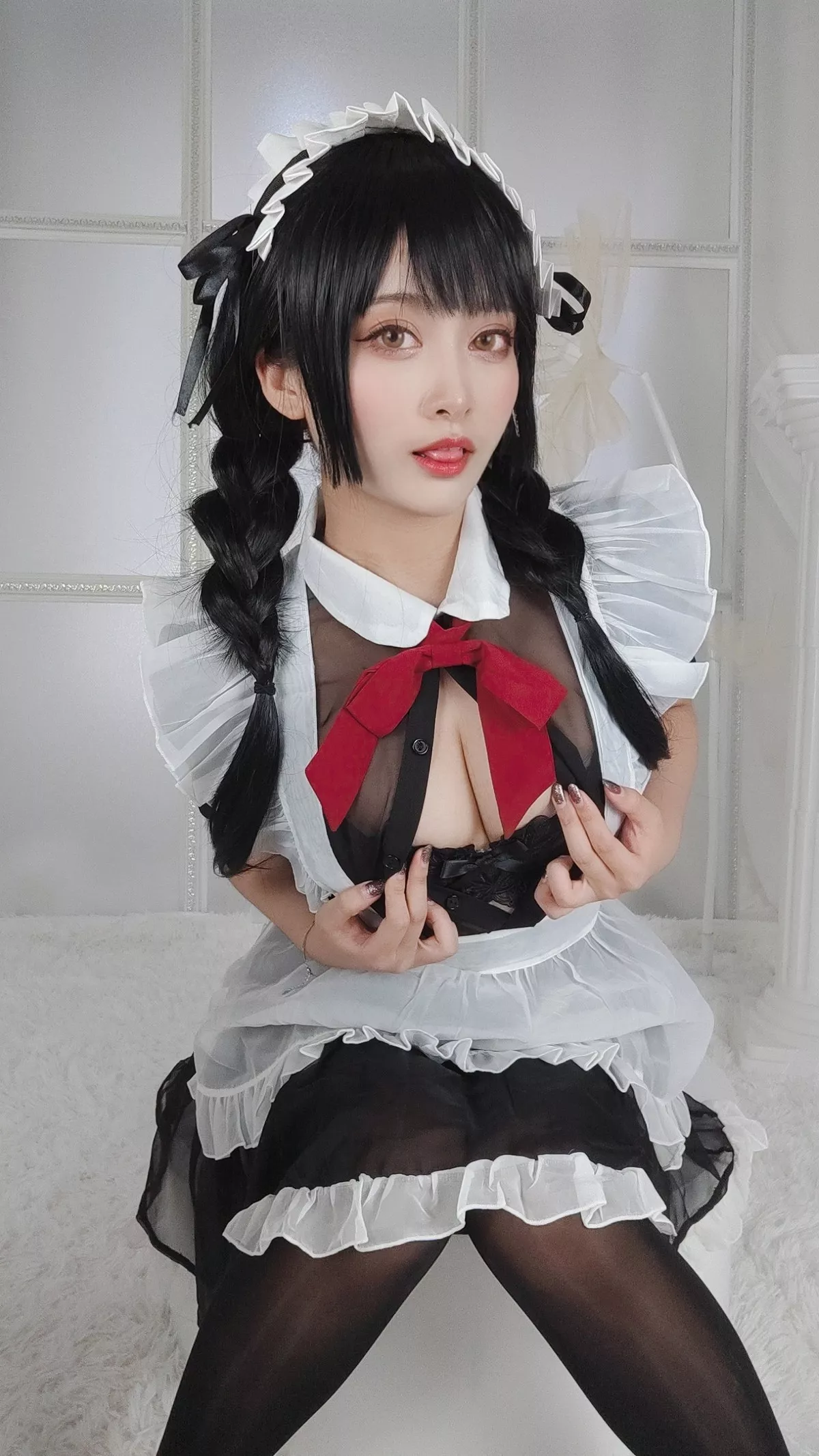 动漫博主洛璃LoLiSAMA黑丝女仆主题性感女仆装配超薄无内黑丝秀翘臀诱惑写真93P