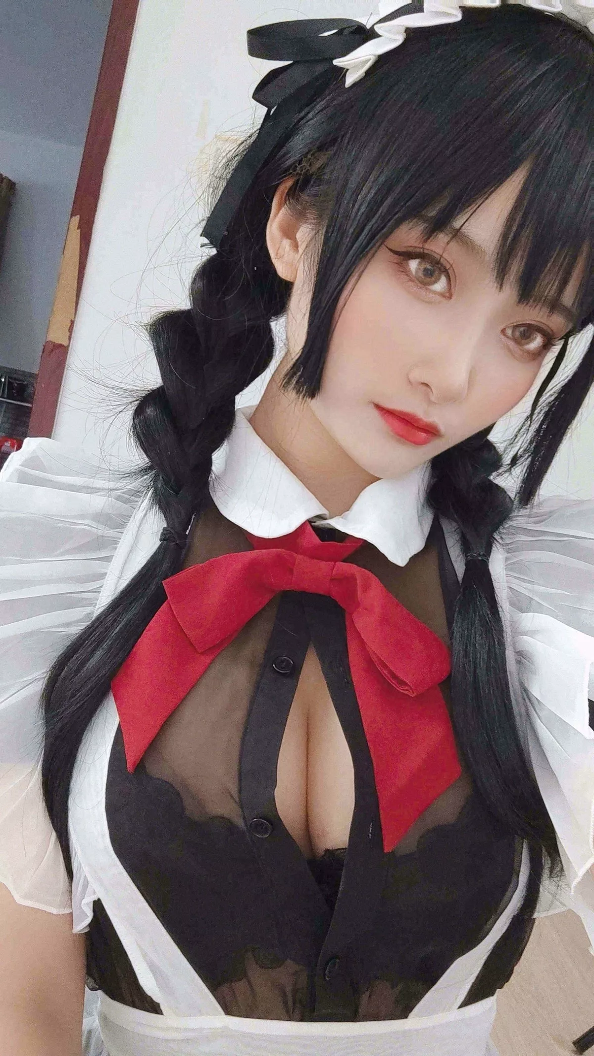 动漫博主洛璃LoLiSAMA黑丝女仆主题性感女仆装配超薄无内黑丝秀翘臀诱惑写真93P