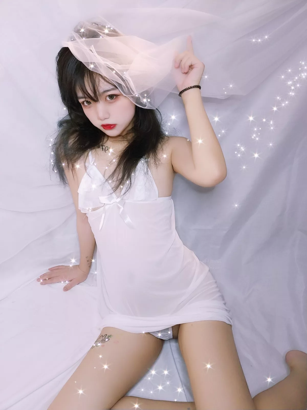 萝莉小美女安妮白色睡衣主题私房脱性感白色薄纱睡衣露三点式内衣诱惑写真30P