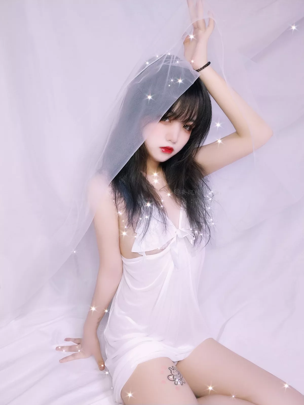 萝莉小美女安妮白色睡衣主题私房脱性感白色薄纱睡衣露三点式内衣诱惑写真30P