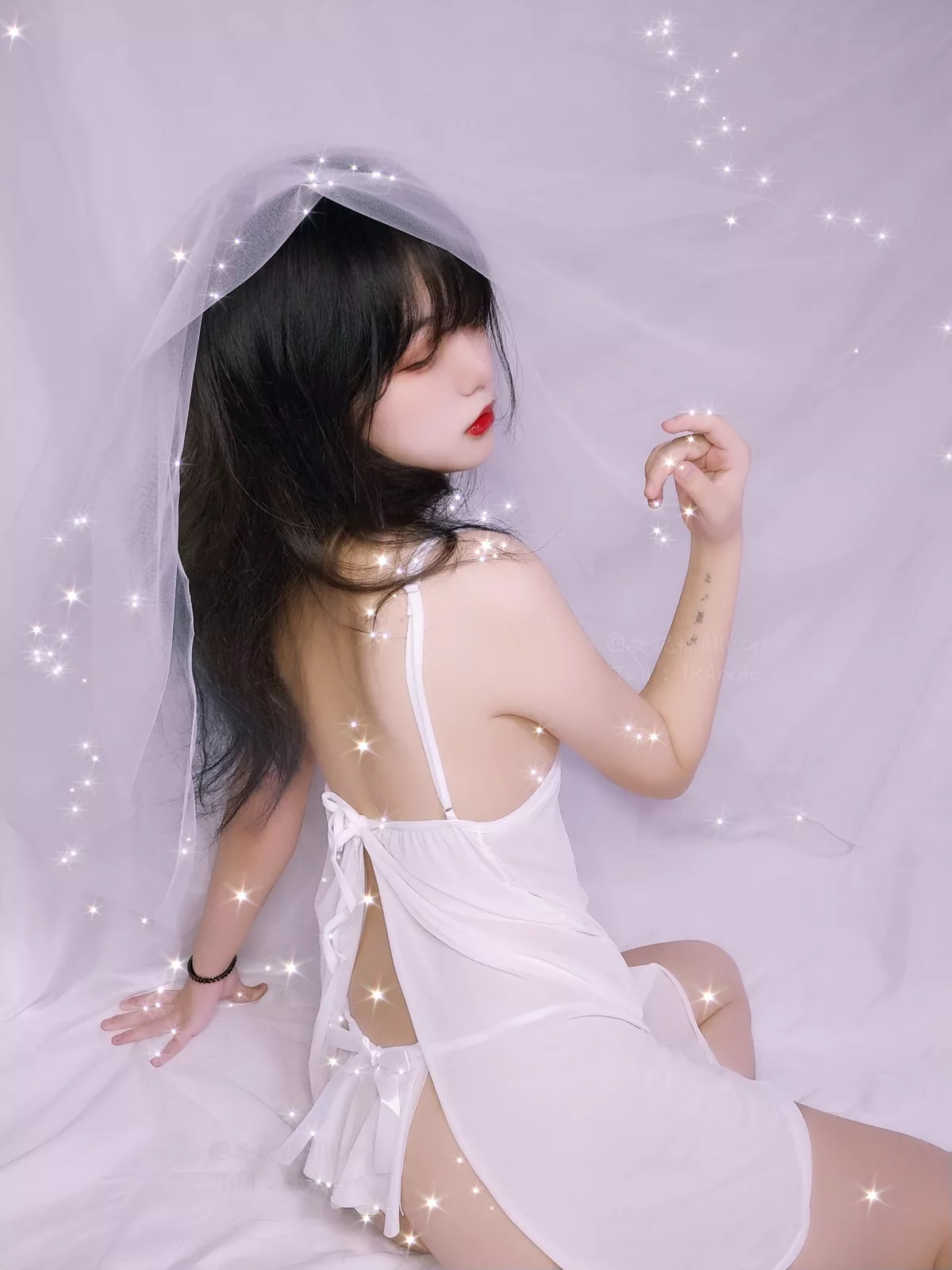 萝莉小美女安妮白色睡衣主题私房脱性感白色薄纱睡衣露三点式内衣诱惑写真30P