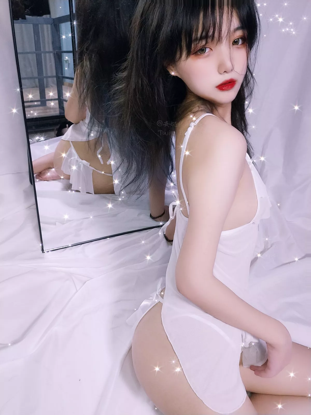 萝莉小美女安妮白色睡衣主题私房脱性感白色薄纱睡衣露三点式内衣诱惑写真30P