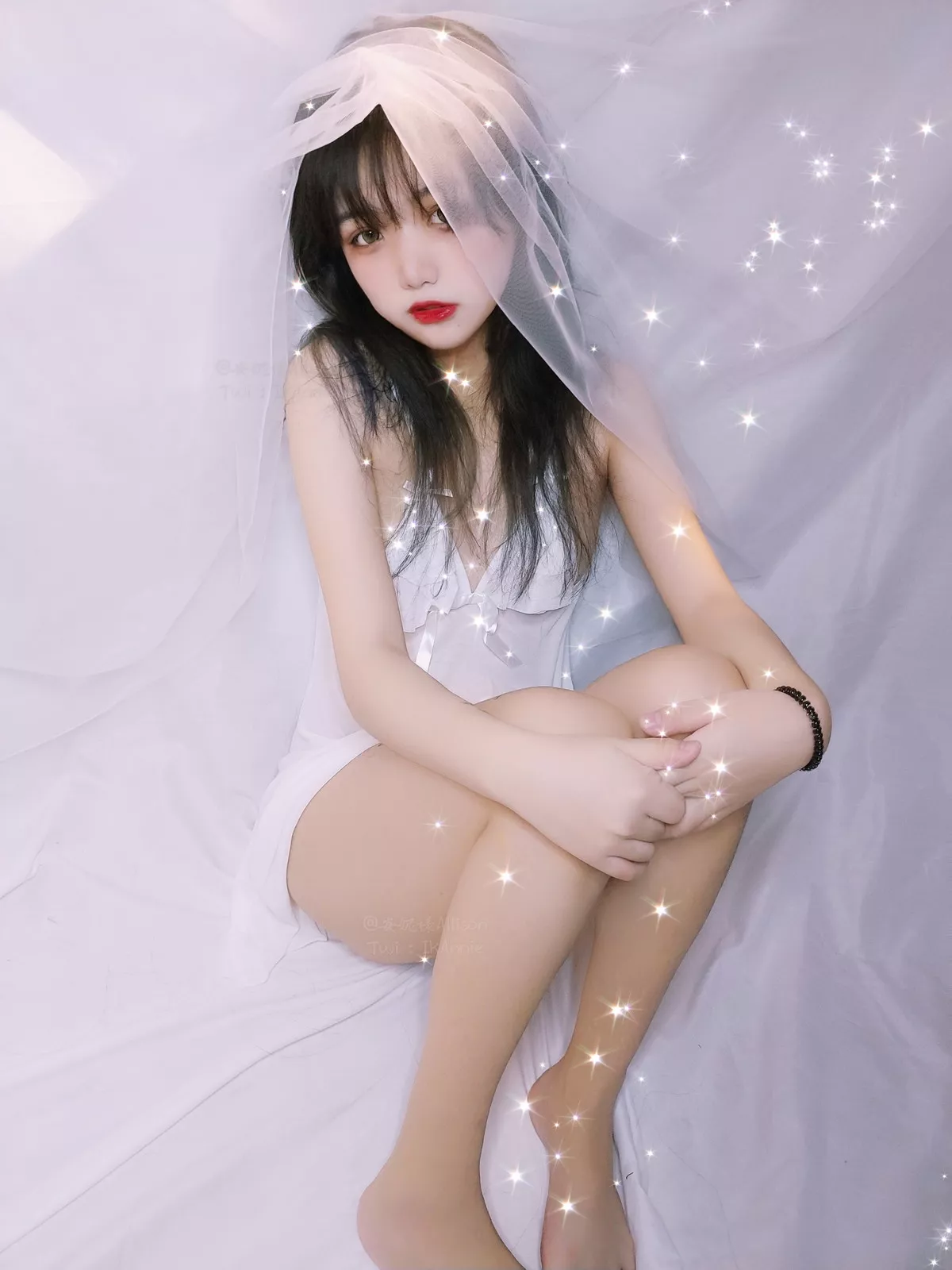 萝莉小美女安妮白色睡衣主题私房脱性感白色薄纱睡衣露三点式内衣诱惑写真30P