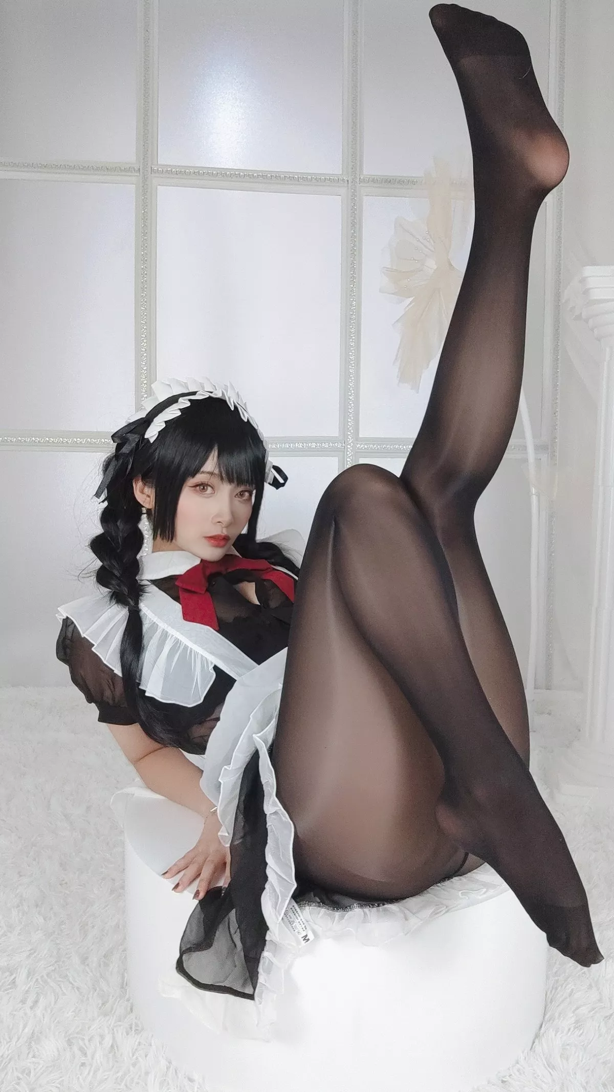 动漫博主洛璃LoLiSAMA黑丝女仆主题性感女仆装配超薄无内黑丝秀翘臀诱惑写真93P