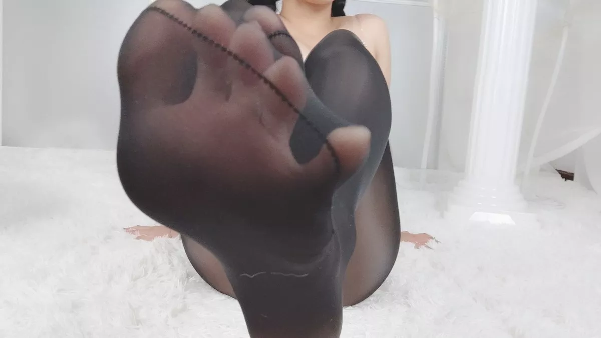 动漫博主洛璃LoLiSAMA黑丝女仆主题性感女仆装配超薄无内黑丝秀翘臀诱惑写真93P