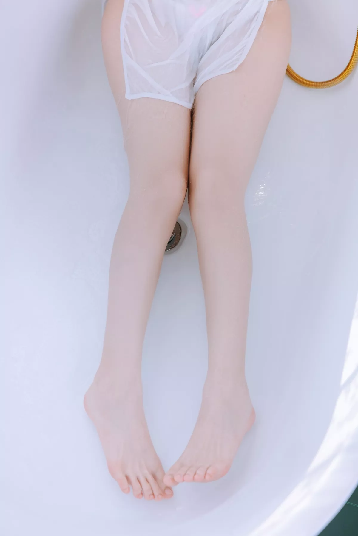 Cosplay美女日奈娇湿身小白裙主题性感白色吊带配丁字裤秀丰乳肥臀诱惑写真91P
