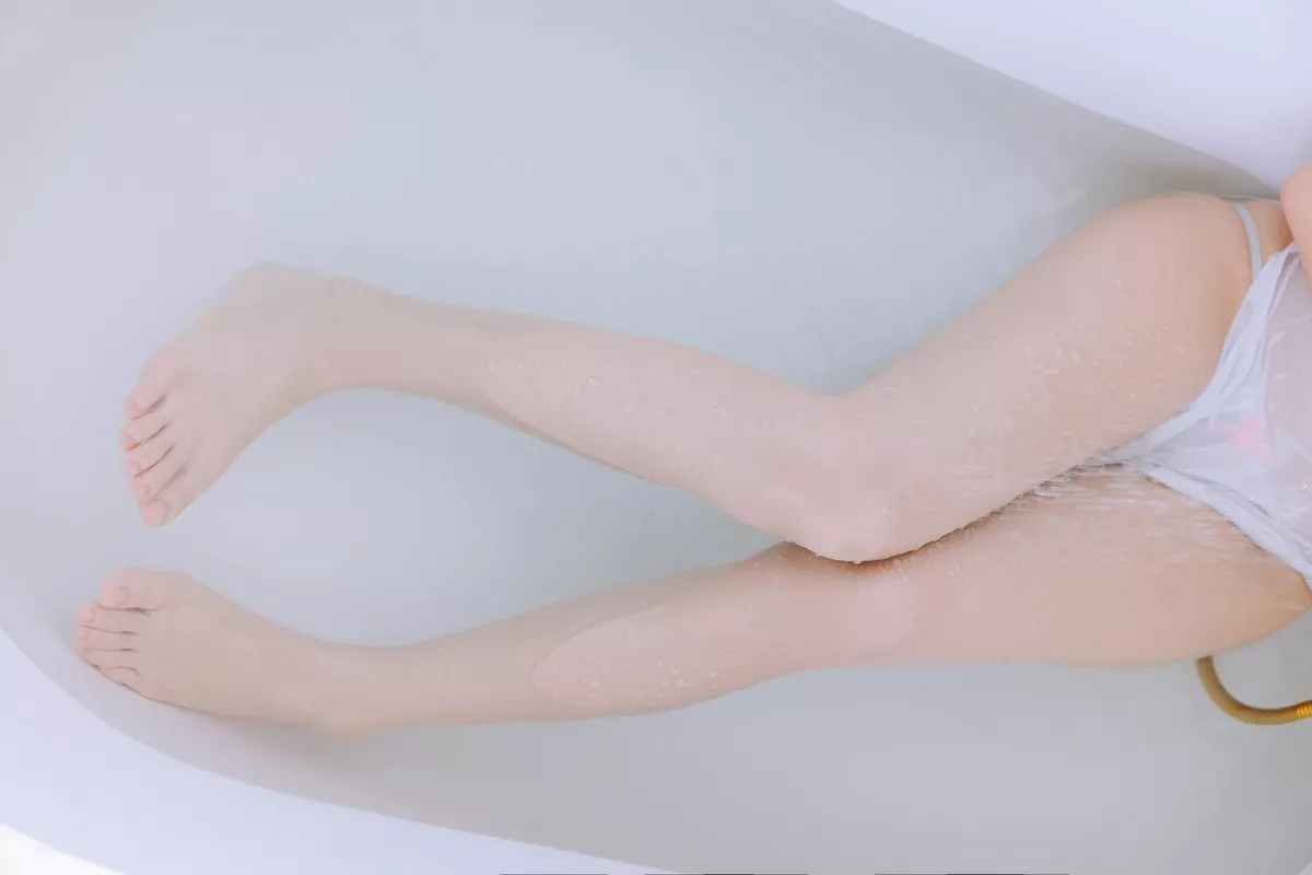 Cosplay美女日奈娇湿身小白裙主题性感白色吊带配丁字裤秀丰乳肥臀诱惑写真91P