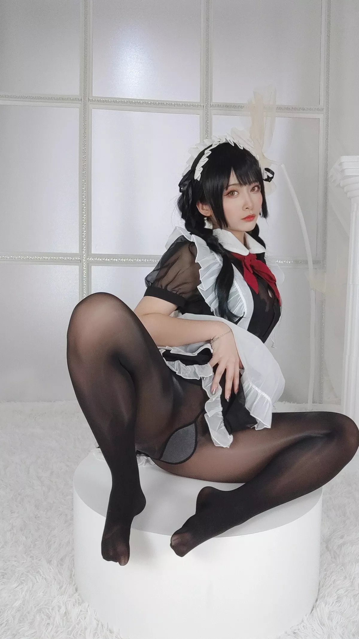 动漫博主洛璃LoLiSAMA黑丝女仆主题性感女仆装配超薄无内黑丝秀翘臀诱惑写真93P