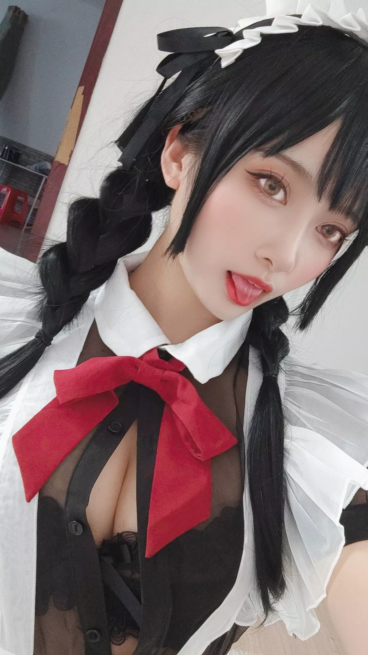 动漫博主洛璃LoLiSAMA黑丝女仆主题性感女仆装配超薄无内黑丝秀翘臀诱惑写真93P