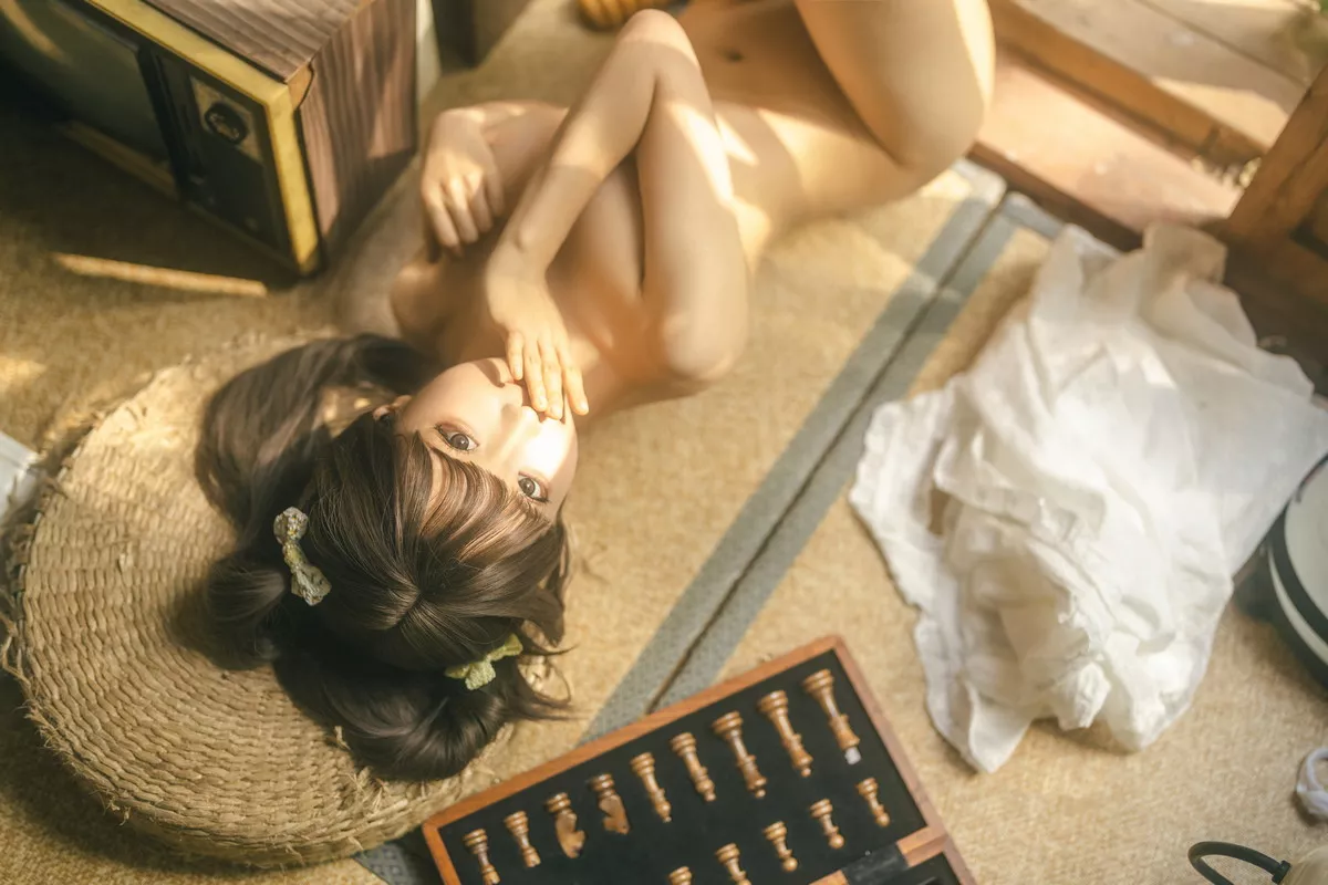 动漫博主蠢沫沫夏主题私房脱白色吊裙大尺度露火辣胴体秀豪乳遮点诱惑写真115P