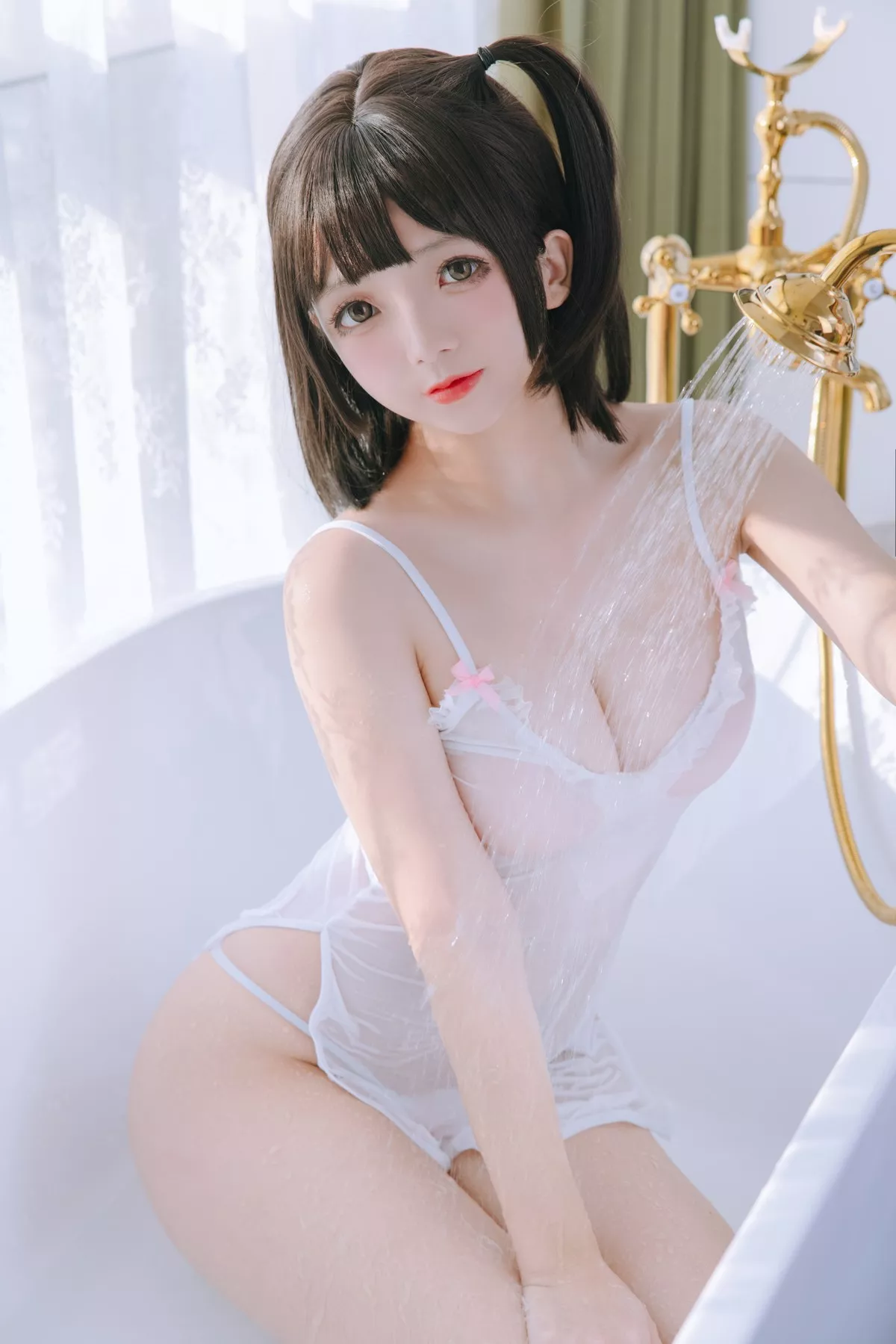 Cosplay美女日奈娇湿身小白裙主题性感白色吊带配丁字裤秀丰乳肥臀诱惑写真91P