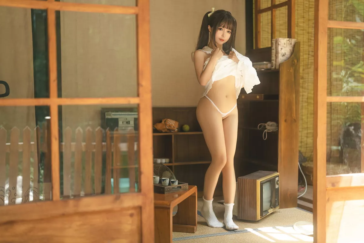 动漫博主蠢沫沫夏主题私房脱白色吊裙大尺度露火辣胴体秀豪乳遮点诱惑写真115P
