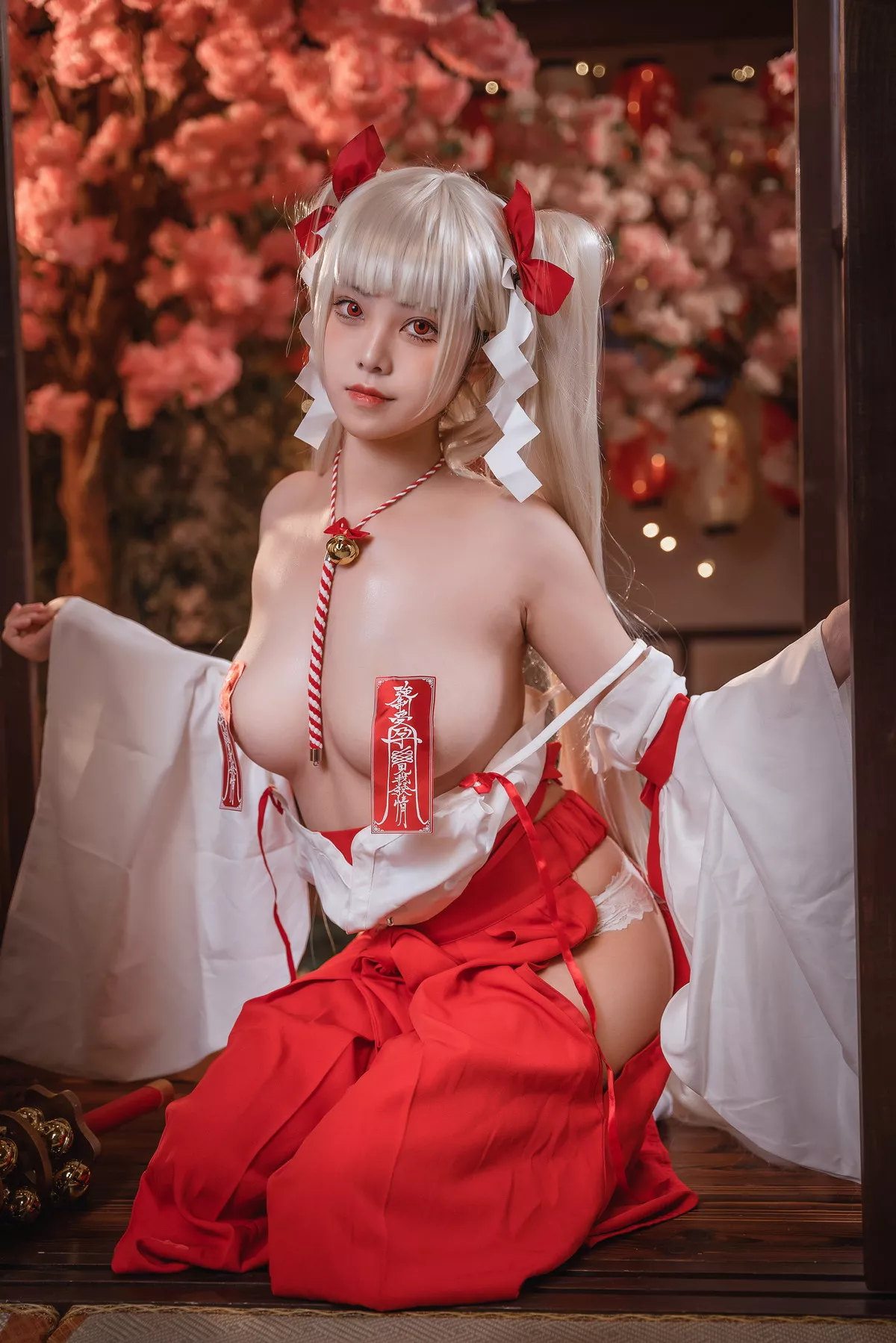 萌系小姐姐蜜汁猫裘可畏巫女主题性感红白色连衣裙半脱露惹火身材诱惑写真50P