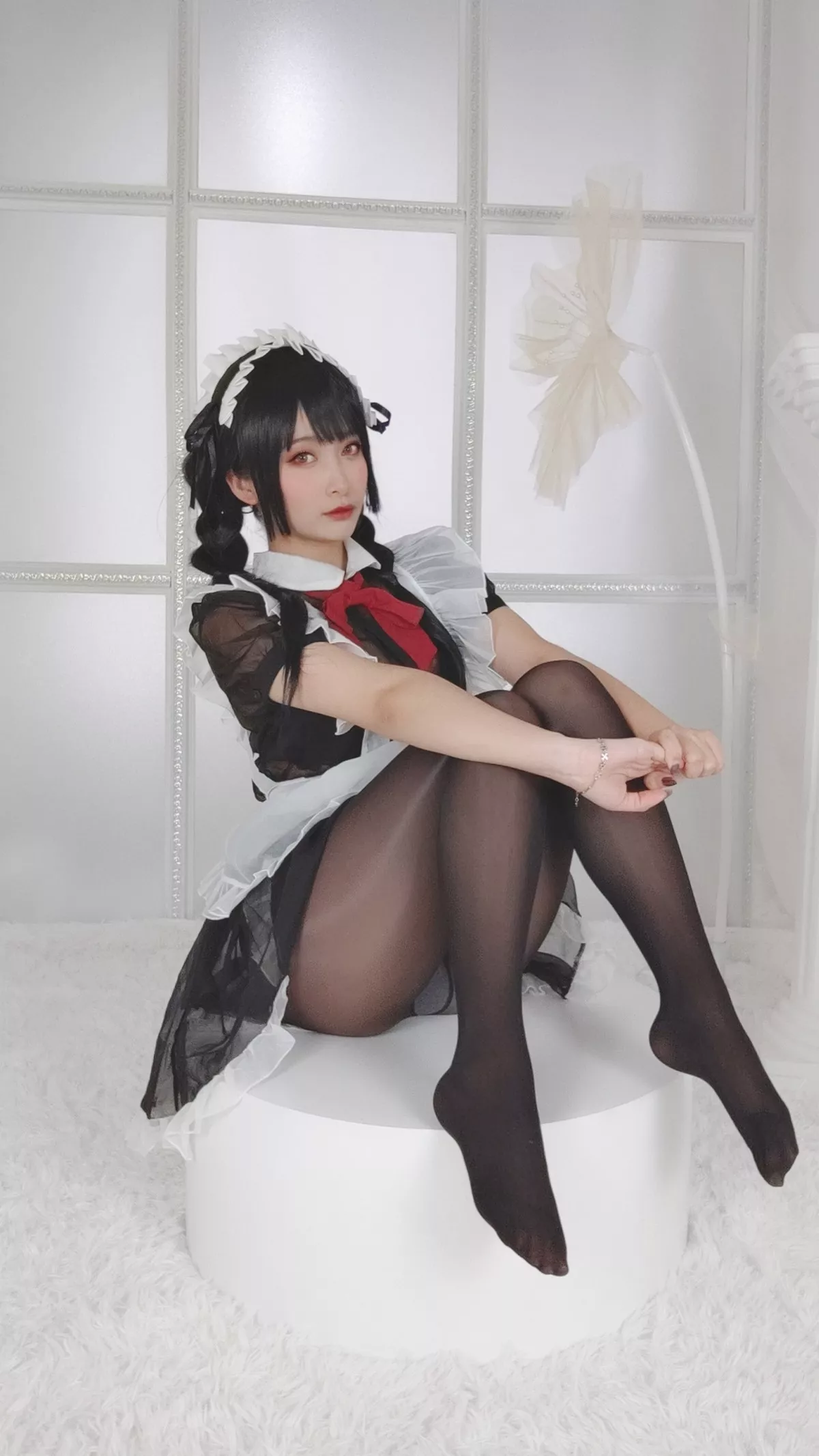 动漫博主洛璃LoLiSAMA黑丝女仆主题性感女仆装配超薄无内黑丝秀翘臀诱惑写真93P