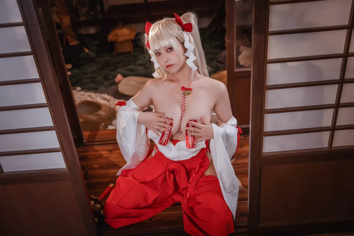 萌系小姐姐蜜汁猫裘可畏巫女主题性感红白色连衣裙半脱露惹火身材诱惑写真50P