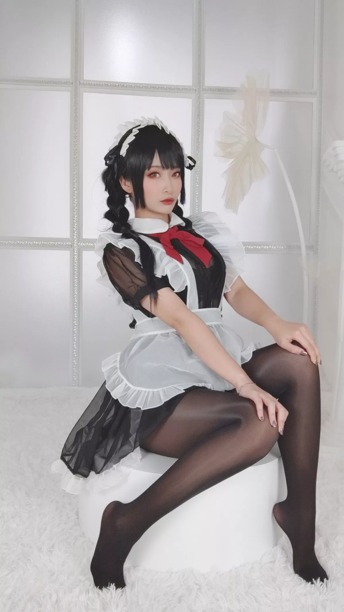 动漫博主洛璃LoLiSAMA黑丝女仆主题性感女仆装配超薄无内黑丝秀翘臀诱惑写真93P