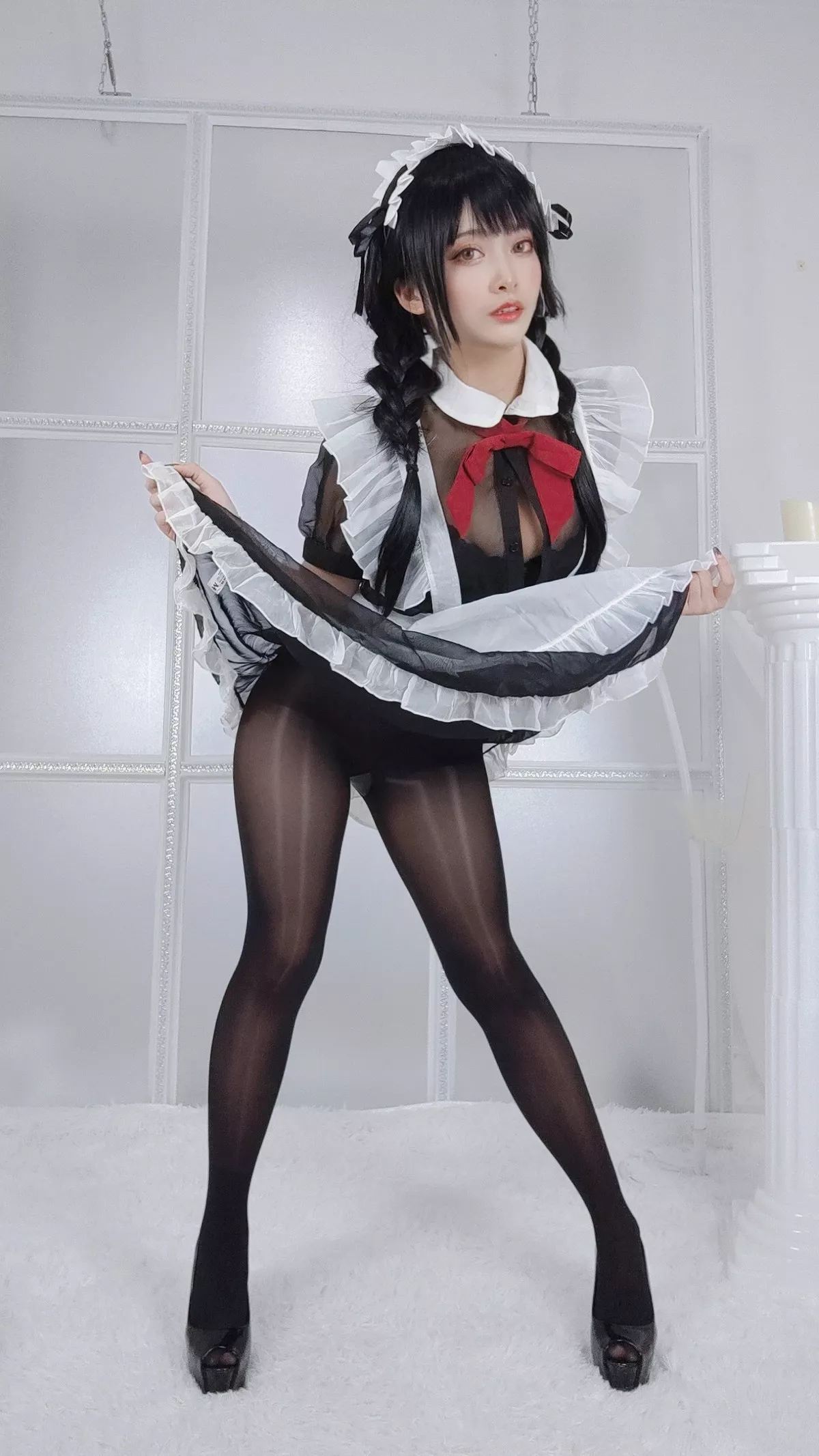 动漫博主洛璃LoLiSAMA黑丝女仆主题性感女仆装配超薄无内黑丝秀翘臀诱惑写真93P