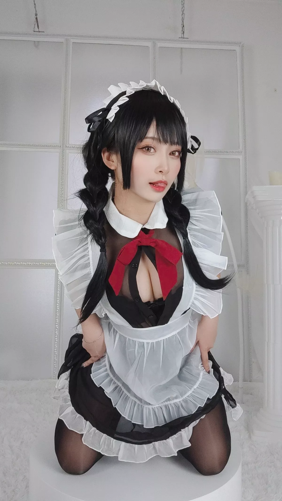 动漫博主洛璃LoLiSAMA黑丝女仆主题性感女仆装配超薄无内黑丝秀翘臀诱惑写真93P