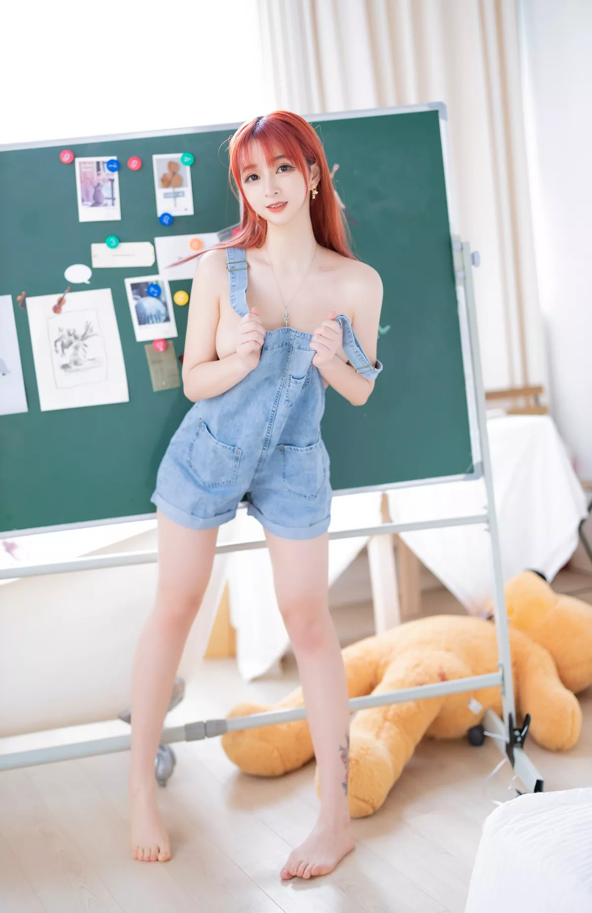 网络美女叉子宝宝背带裤主题私房性感真空牛仔背带裤侧露豪乳惹火诱惑写真36P