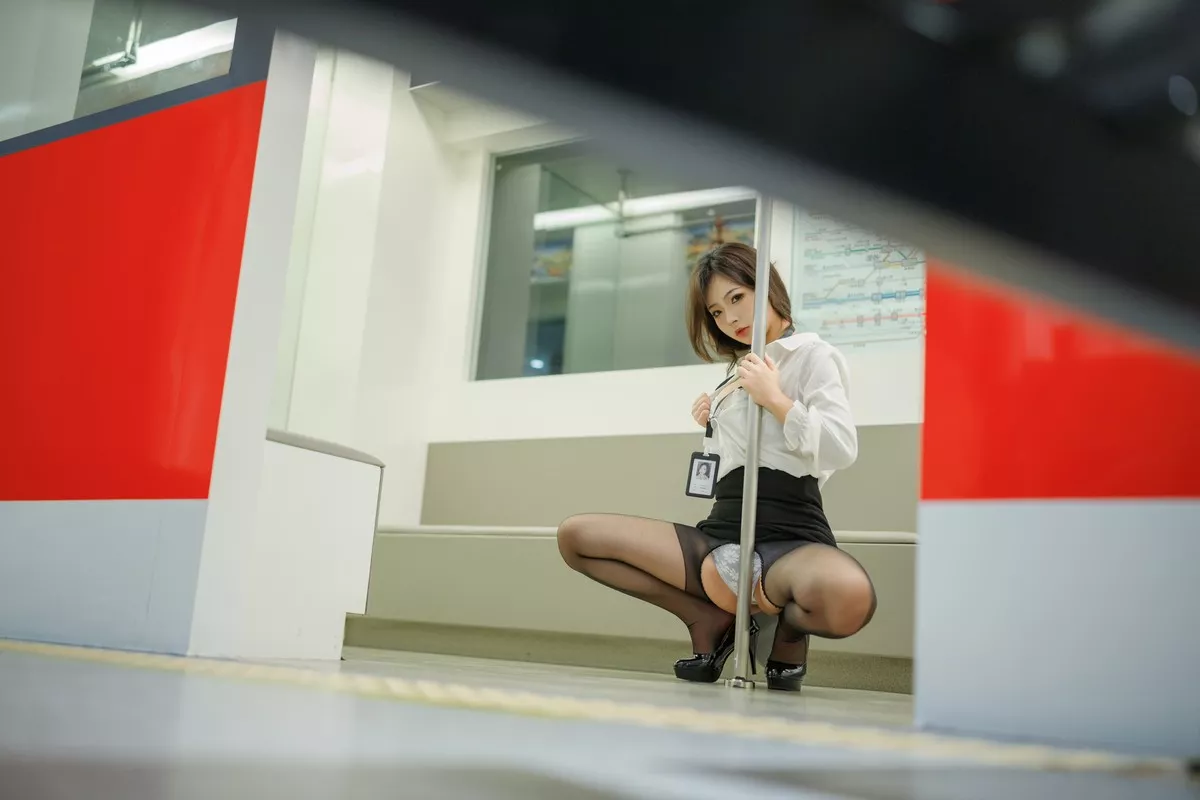 网络美女yuuhui玉汇＆胡桃猫电车主题性感服饰配开档丝袜秀惹火身材诱惑写真164P