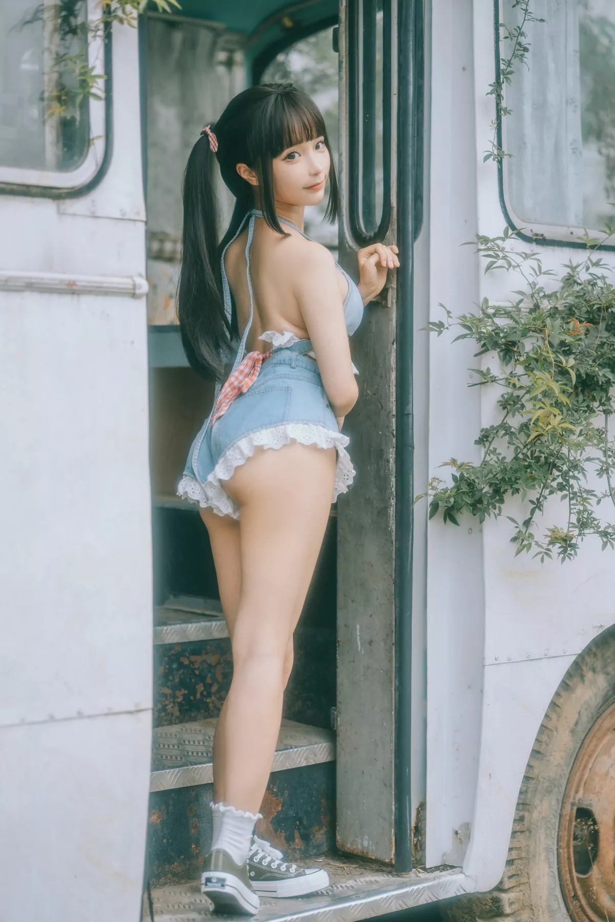 动漫博主蠢沫沫大巴车主题户外废旧大巴车全脱露豪乳翘臀遮点极致诱惑写真130P