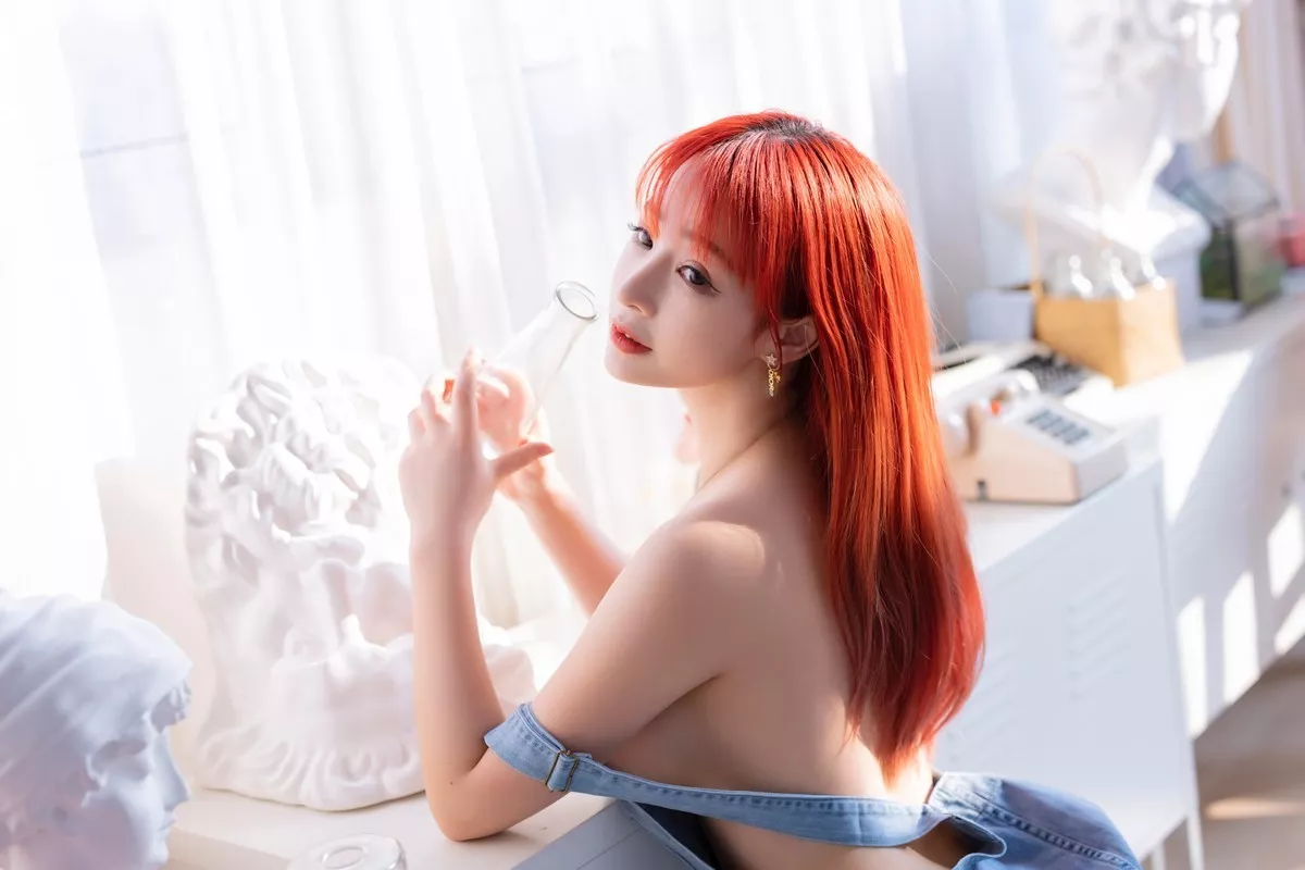 网络美女叉子宝宝背带裤主题私房性感真空牛仔背带裤侧露豪乳惹火诱惑写真36P