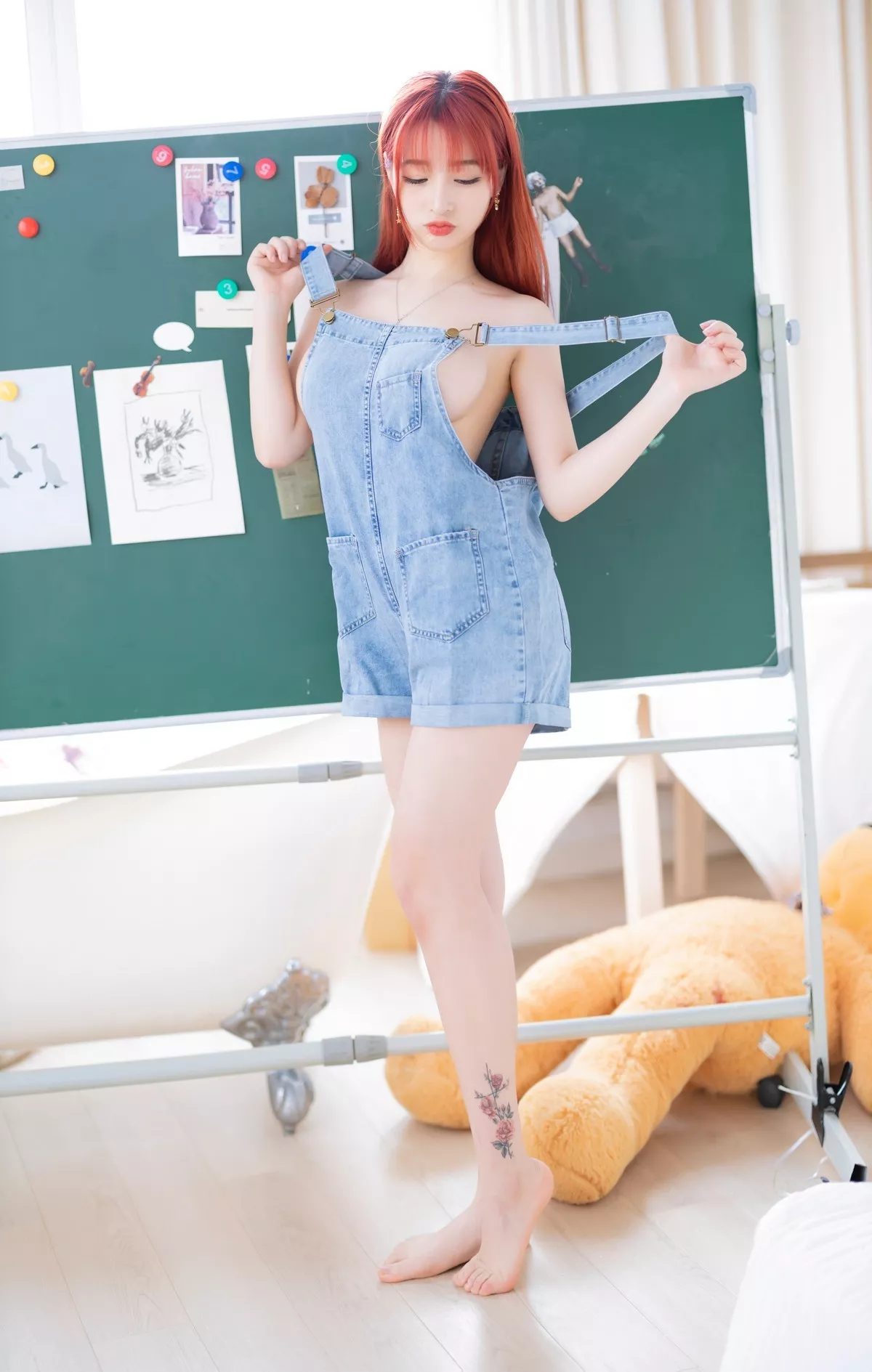 网络美女叉子宝宝背带裤主题私房性感真空牛仔背带裤侧露豪乳惹火诱惑写真36P