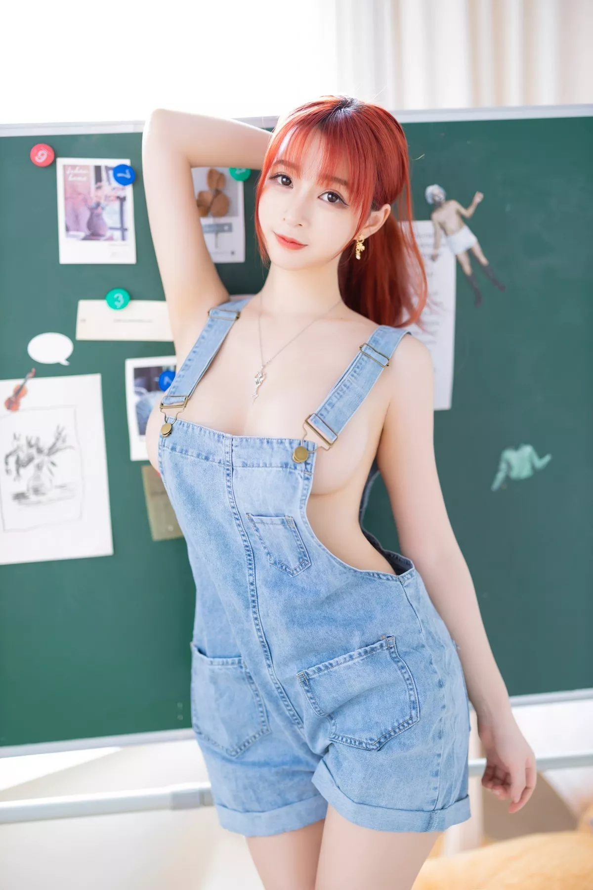 网络美女叉子宝宝背带裤主题私房性感真空牛仔背带裤侧露豪乳惹火诱惑写真36P