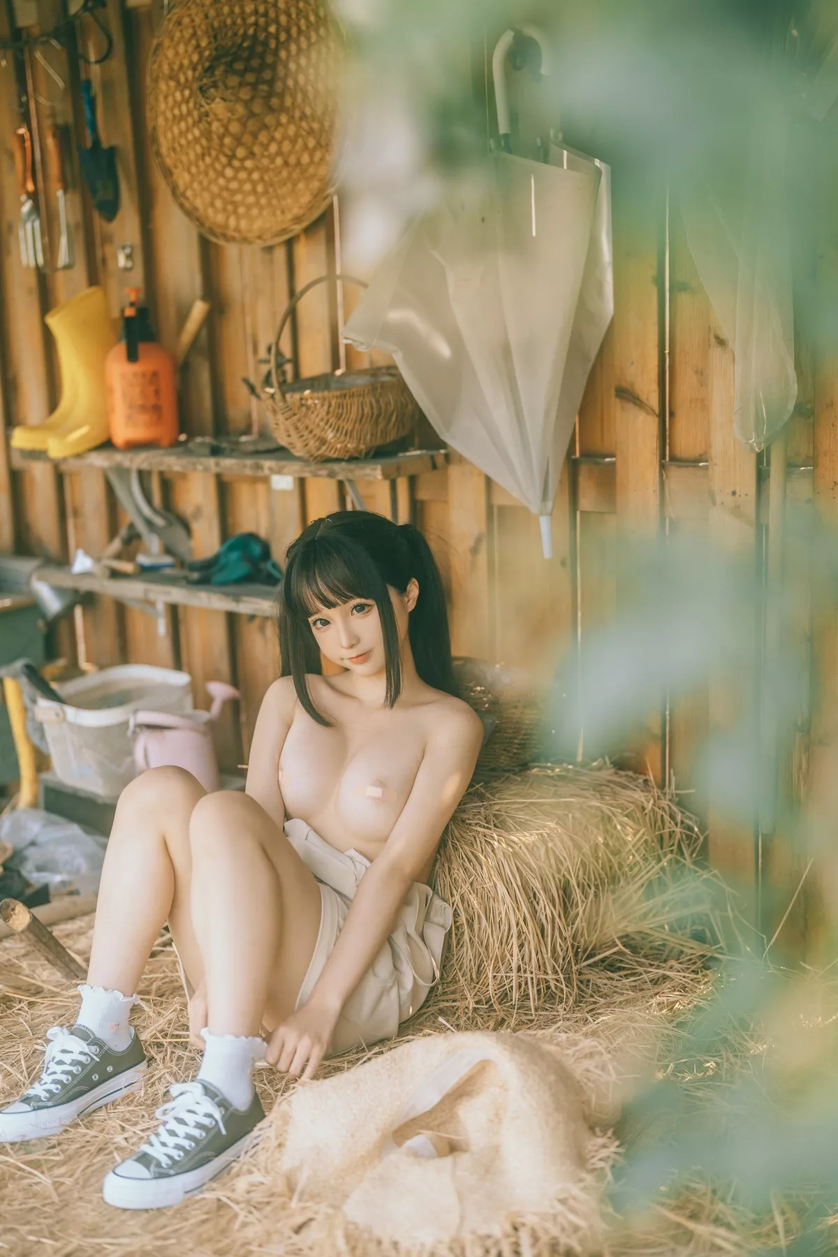 动漫博主蠢沫沫大巴车主题户外废旧大巴车全脱露豪乳翘臀遮点极致诱惑写真130P