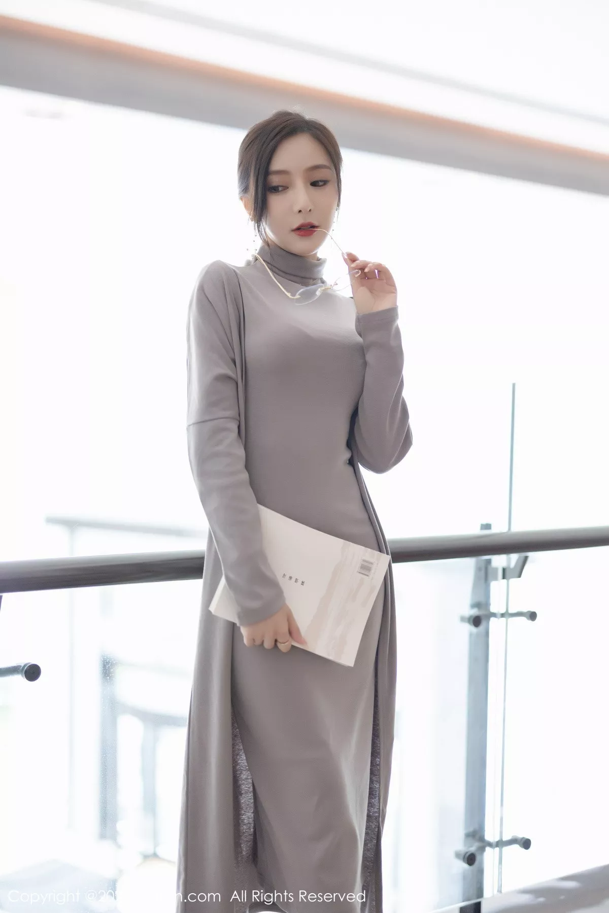 XiuRen第5745期_女神王馨瑶yanni女学者的反转主题典雅灰色长裙性感迷人写真84P
