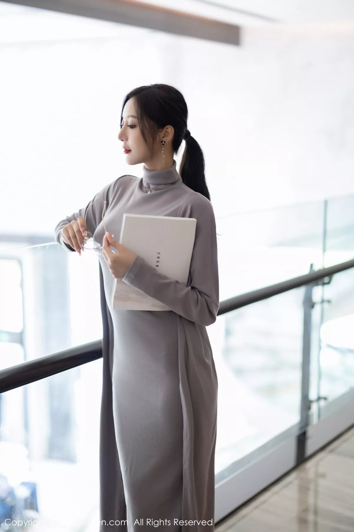 XiuRen第5745期_女神王馨瑶yanni女学者的反转主题典雅灰色长裙性感迷人写真84P