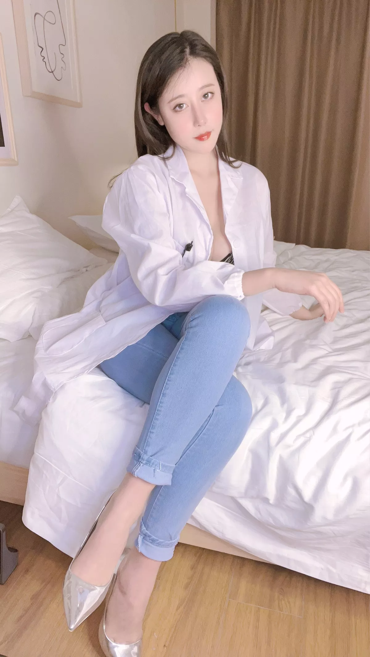 萌妹奈汐酱nice禁忌医生主题私房性感白T配牛仔裤半脱露豪乳遮点惹火诱惑写真50P