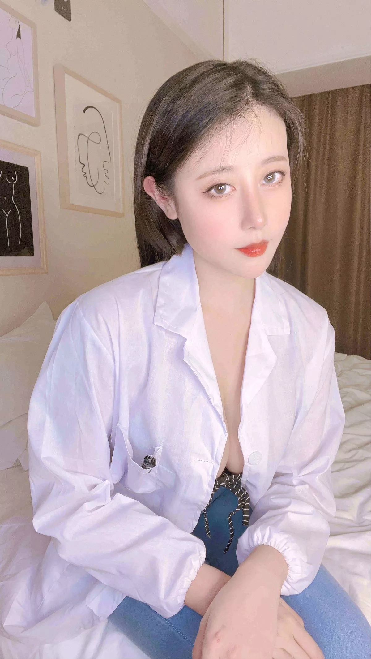萌妹奈汐酱nice禁忌医生主题私房性感白T配牛仔裤半脱露豪乳遮点惹火诱惑写真50P