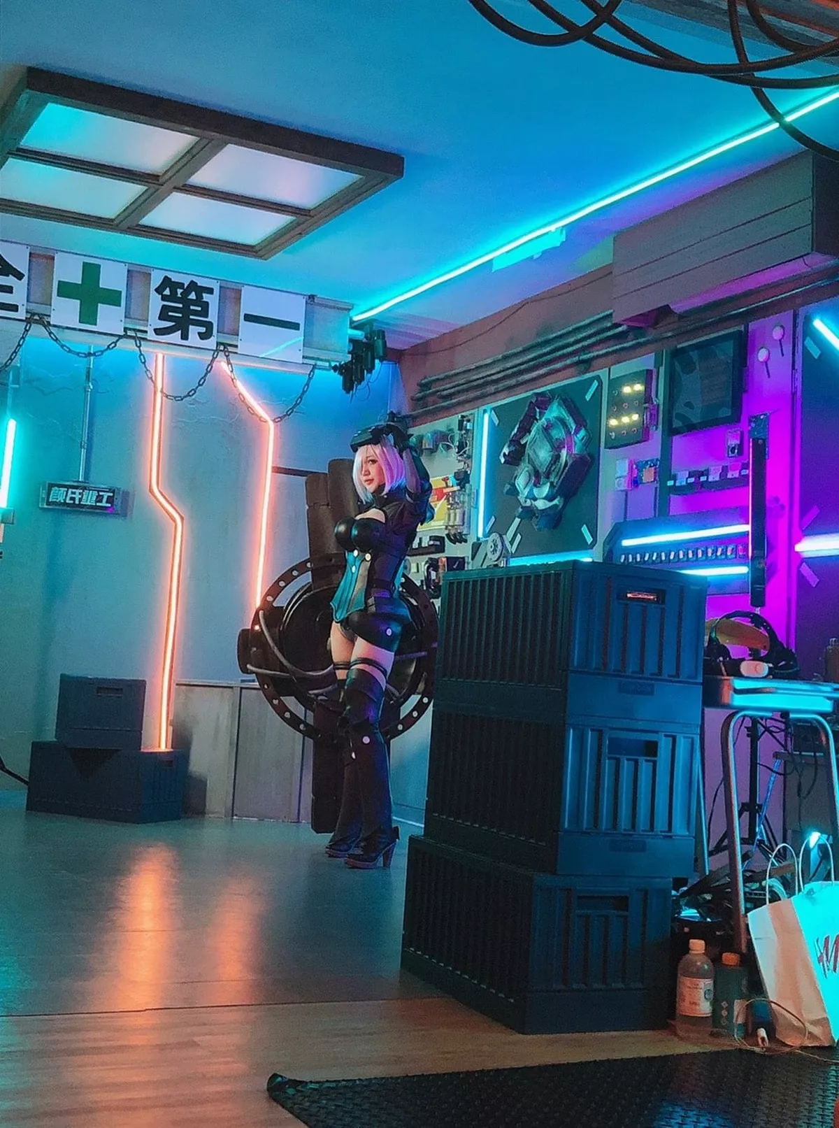 网络美女七七小姐_Miss Seven马修主题私房性感服饰系列秀完美身材诱惑写真40P