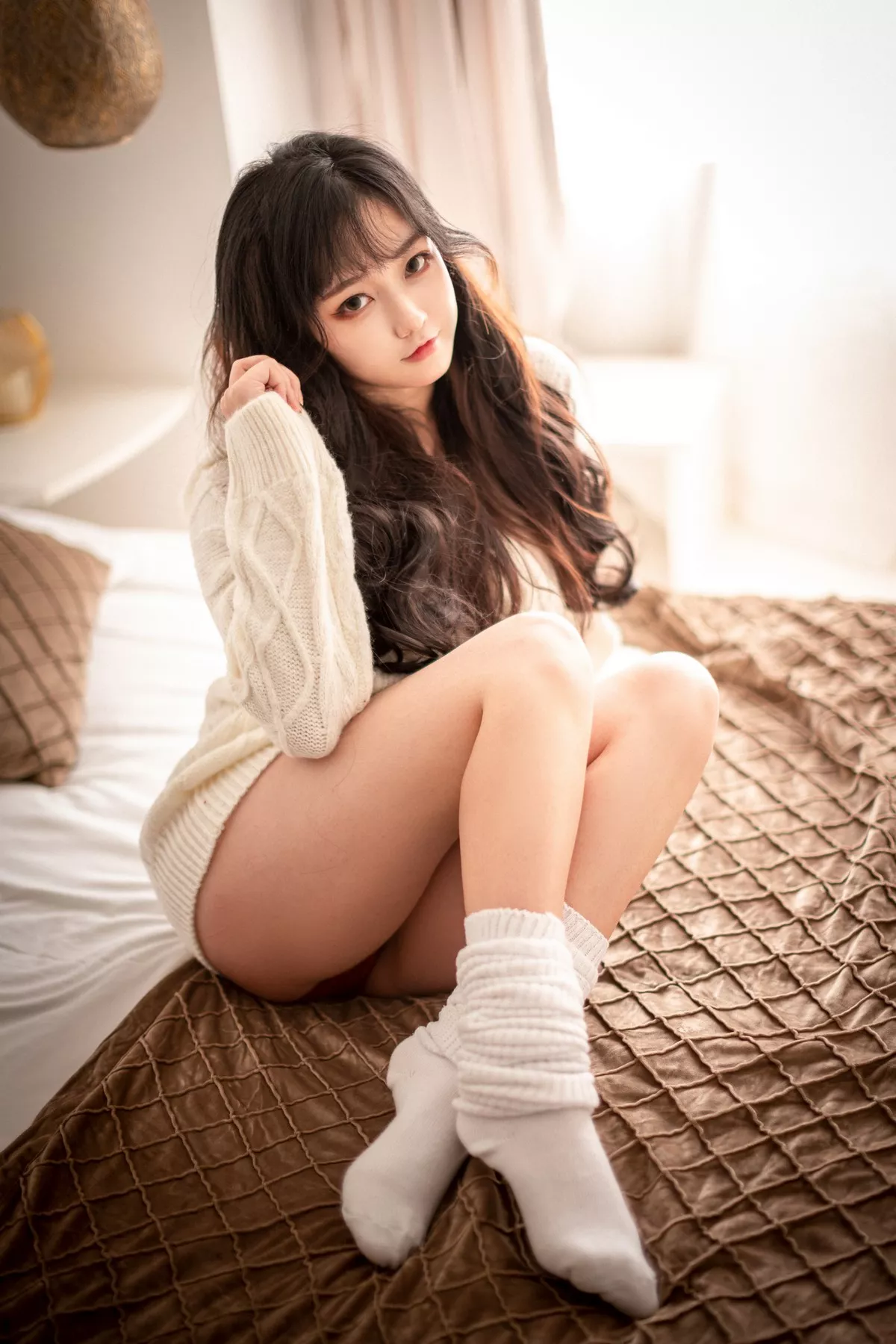 Coser美女奇行家狗崽初冬梅川堀子主题私房性感纯白毛衣半脱露红色内衣诱惑写真40P