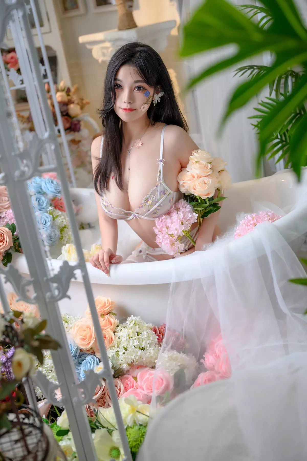 萌系小姐姐蜜汁猫裘花房少女主题性感花色内衣配蕾丝吊袜秀豪乳翘臀诱惑写真60P