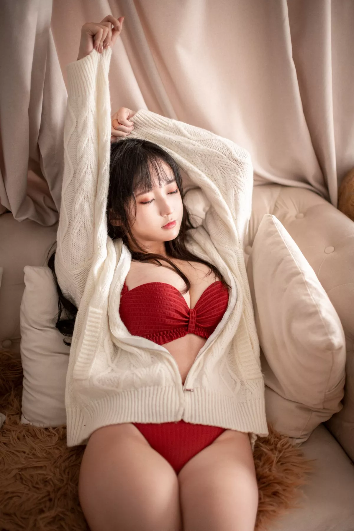 Coser美女奇行家狗崽初冬梅川堀子主题私房性感纯白毛衣半脱露红色内衣诱惑写真40P