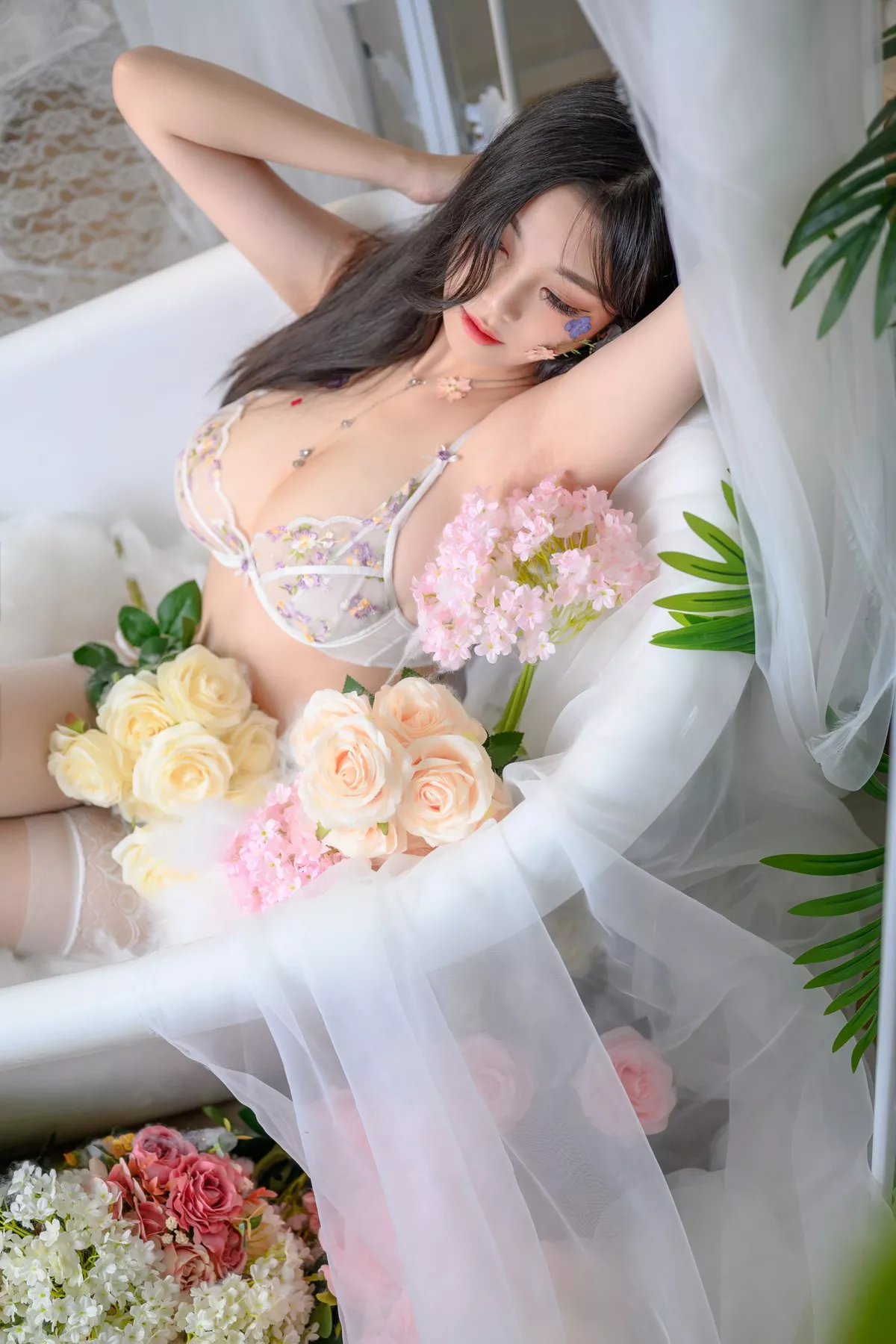 萌系小姐姐蜜汁猫裘花房少女主题性感花色内衣配蕾丝吊袜秀豪乳翘臀诱惑写真60P