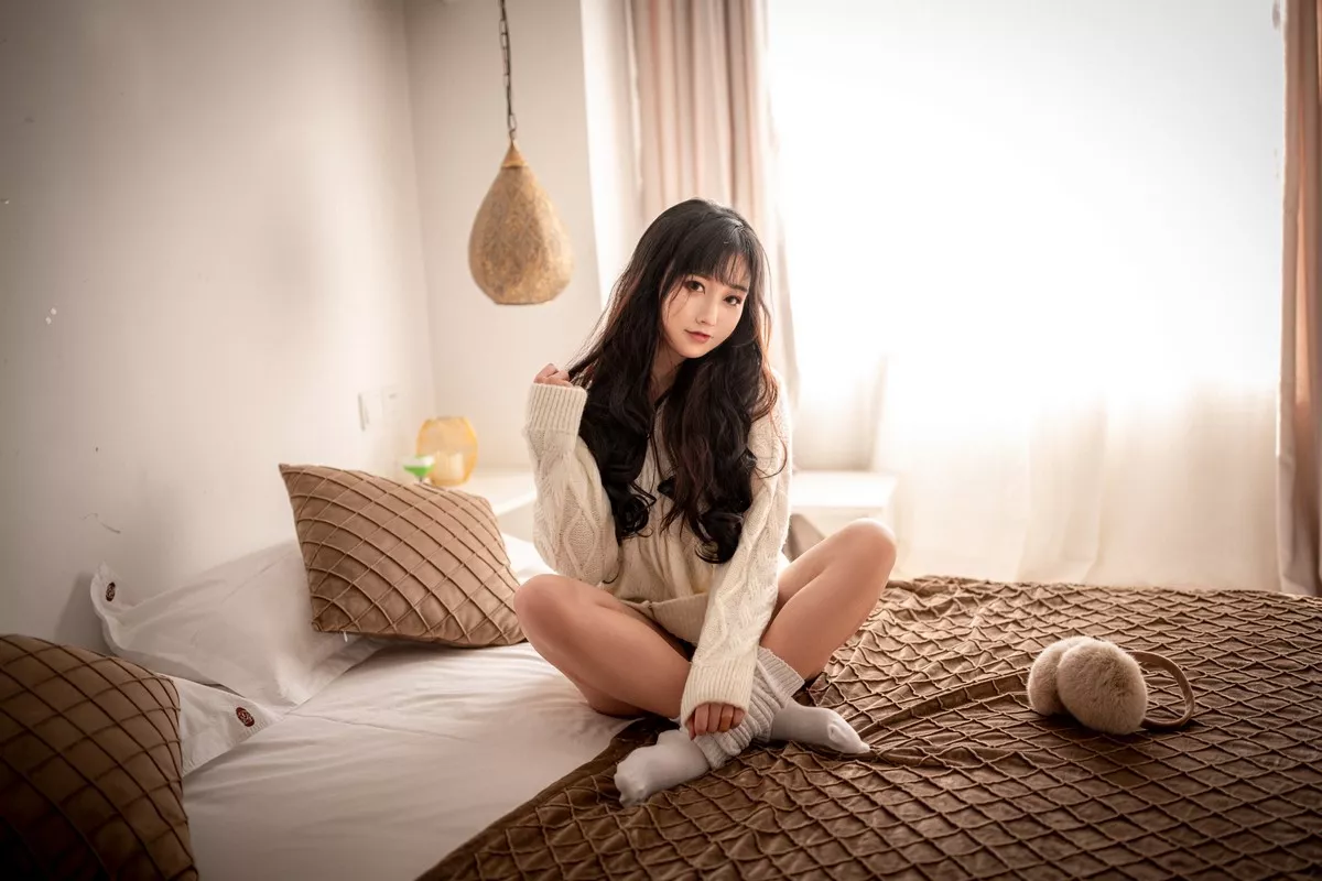 Coser美女奇行家狗崽初冬梅川堀子主题私房性感纯白毛衣半脱露红色内衣诱惑写真40P