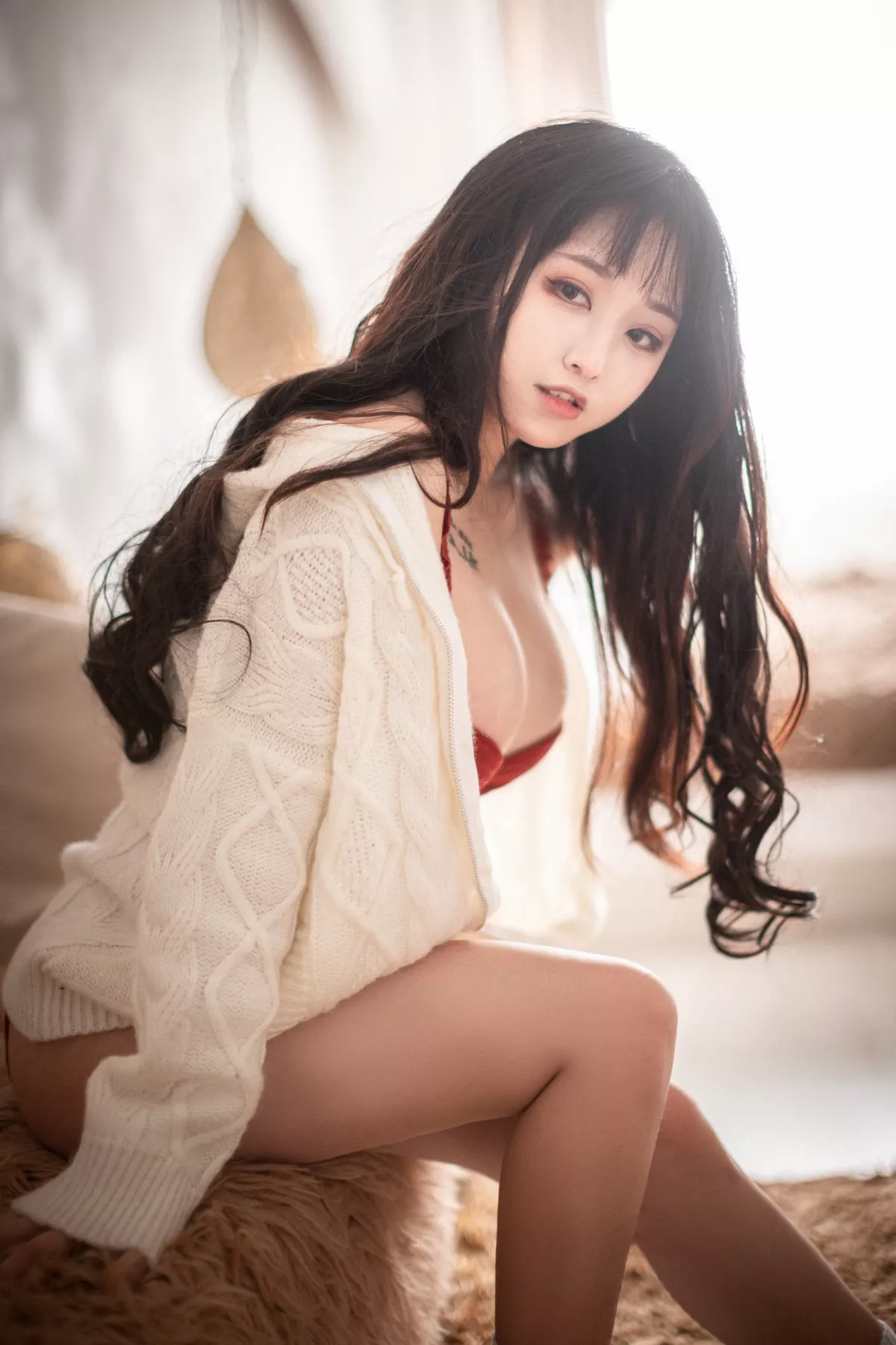 Coser美女奇行家狗崽初冬梅川堀子主题私房性感纯白毛衣半脱露红色内衣诱惑写真40P