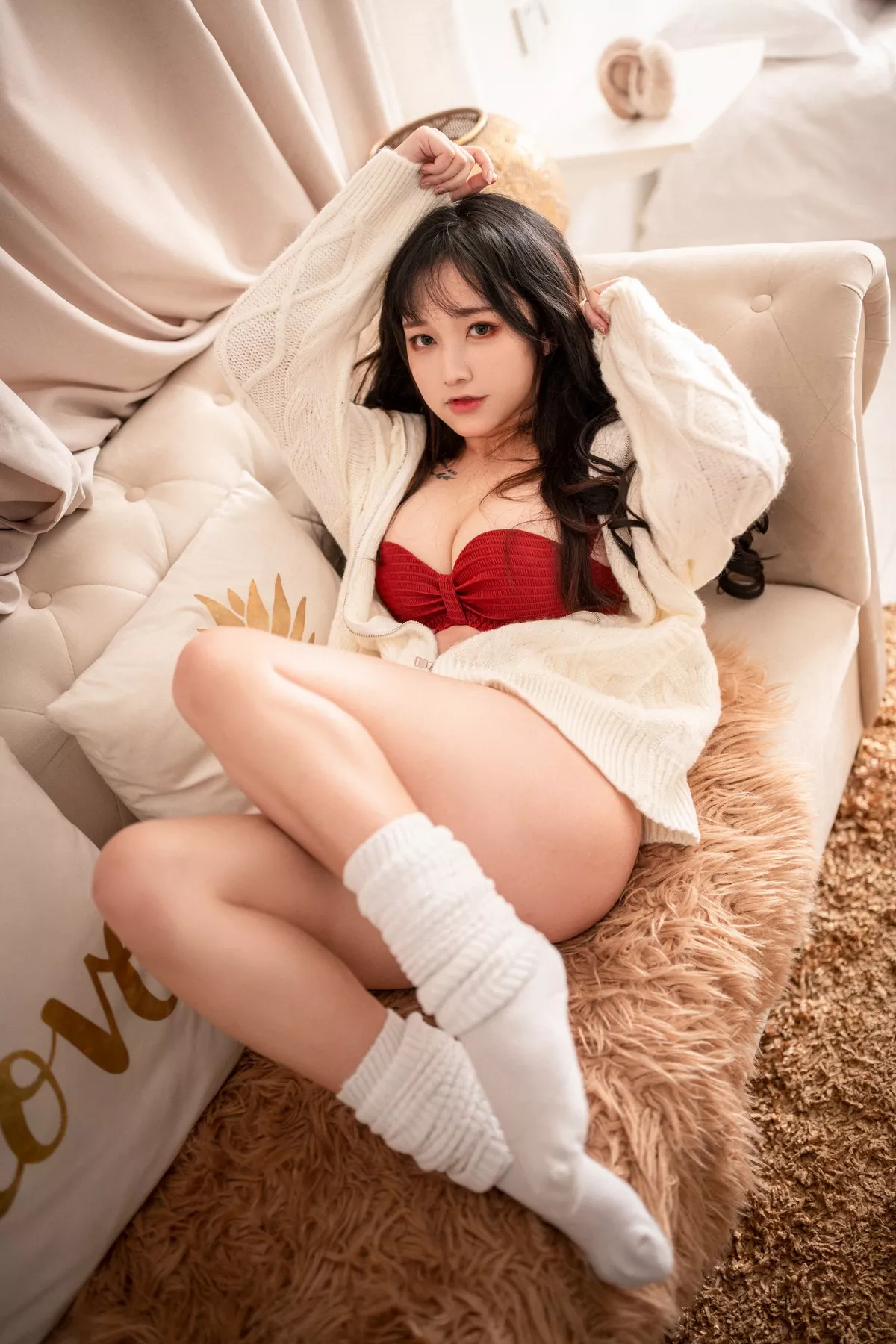Coser美女奇行家狗崽初冬梅川堀子主题私房性感纯白毛衣半脱露红色内衣诱惑写真40P