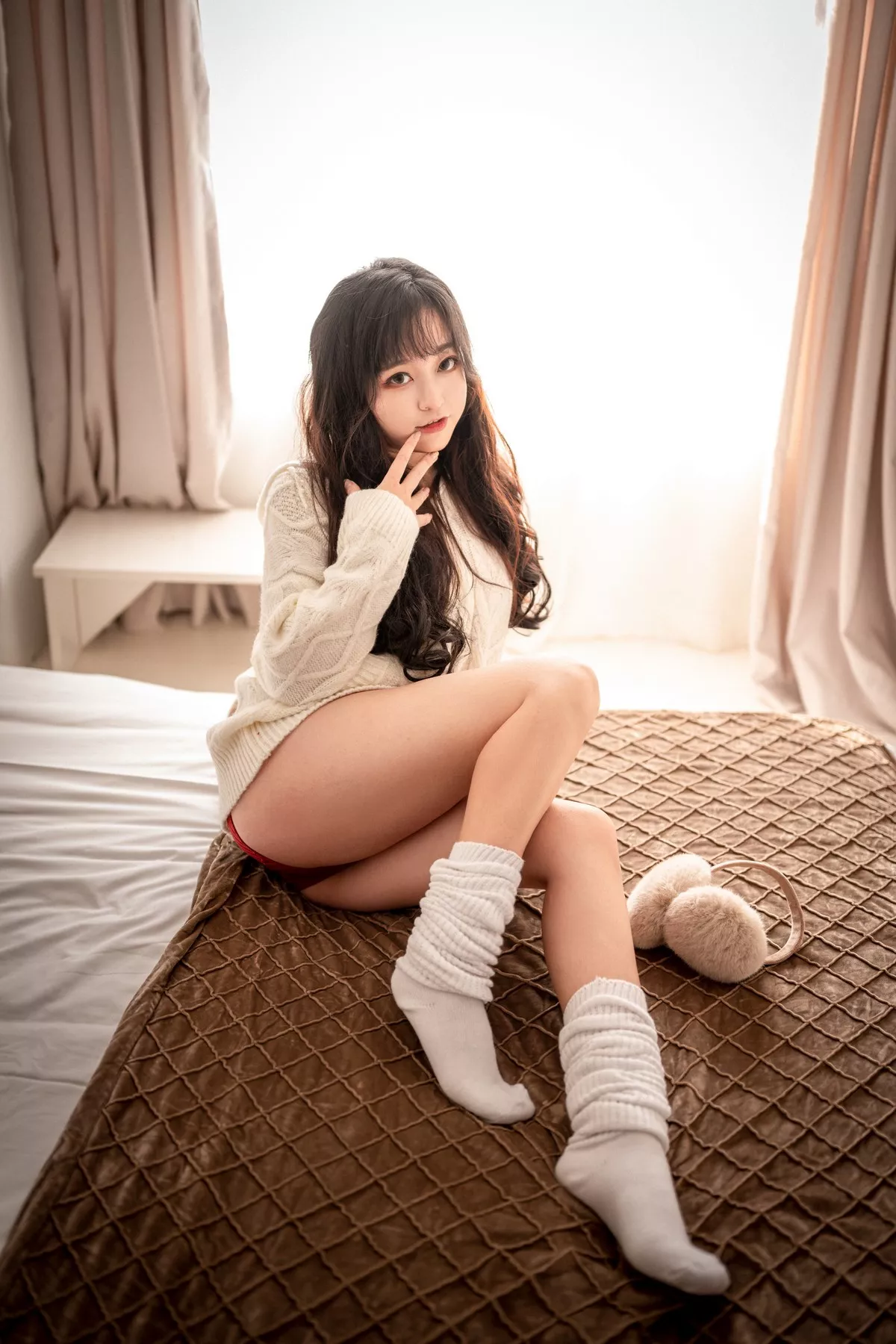 Coser美女奇行家狗崽初冬梅川堀子主题私房性感纯白毛衣半脱露红色内衣诱惑写真40P
