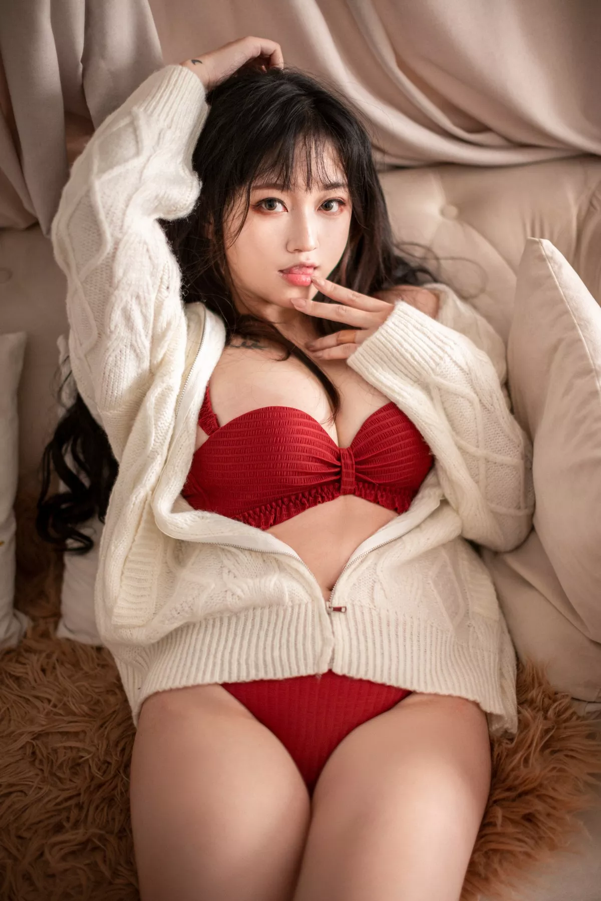 Coser美女奇行家狗崽初冬梅川堀子主题私房性感纯白毛衣半脱露红色内衣诱惑写真40P