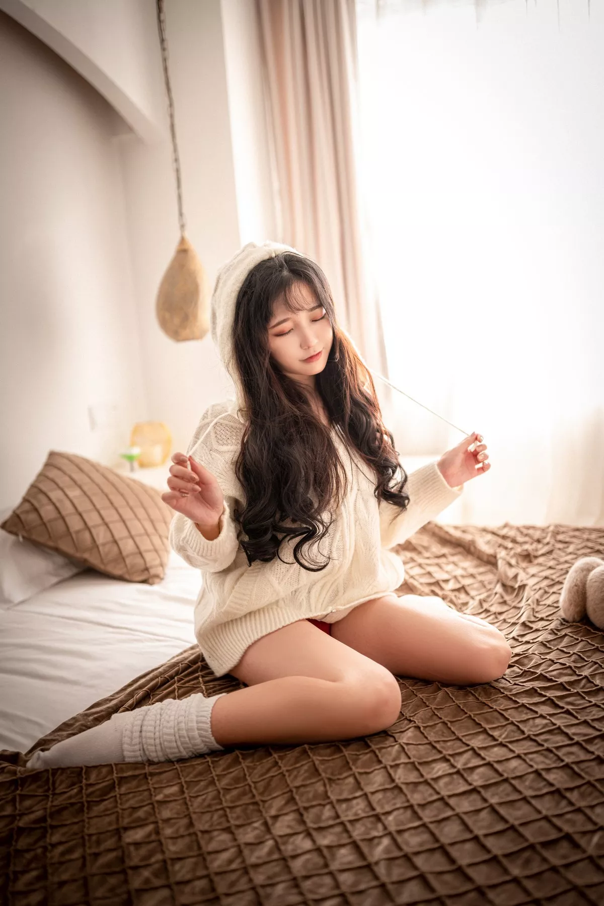 Coser美女奇行家狗崽初冬梅川堀子主题私房性感纯白毛衣半脱露红色内衣诱惑写真40P