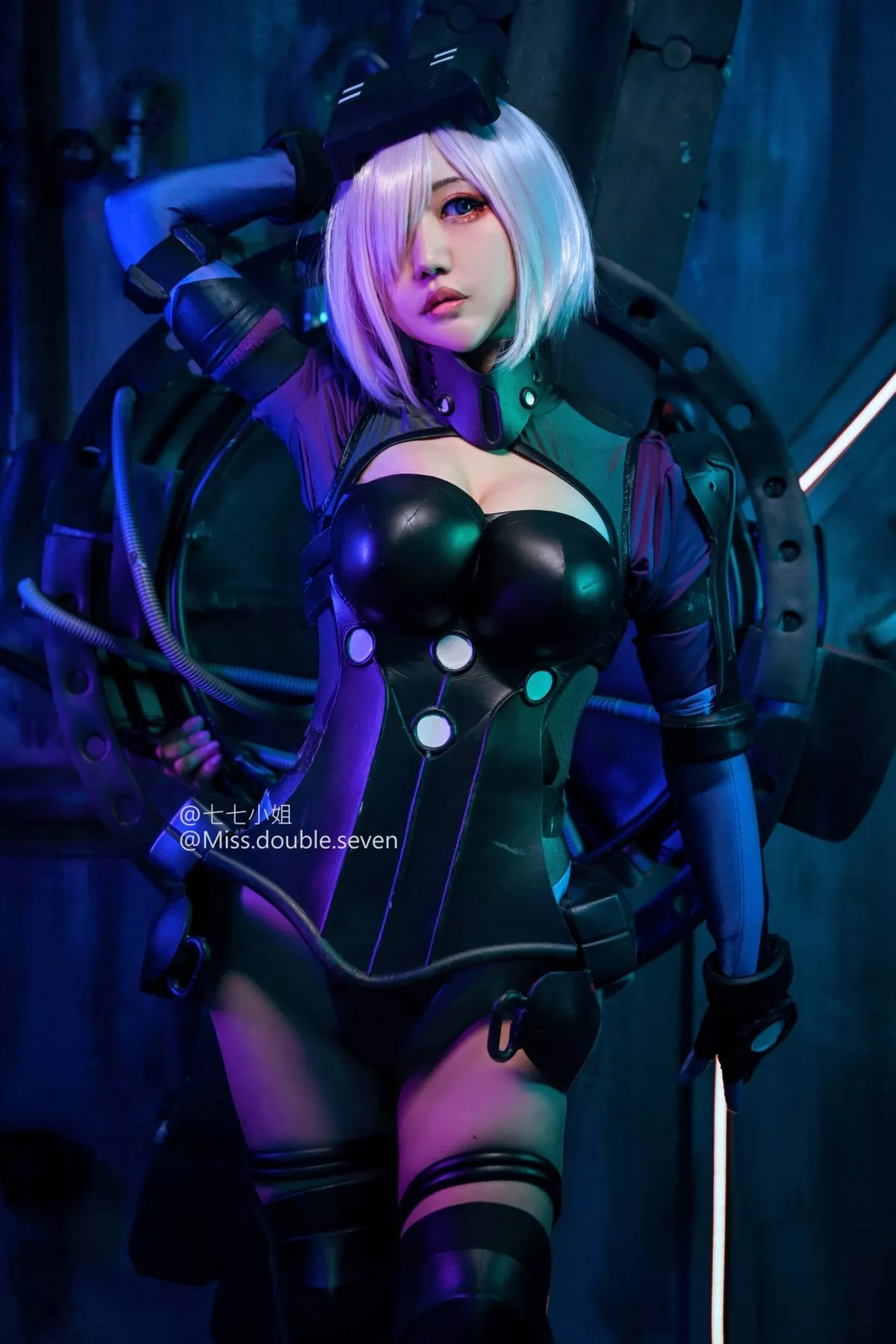 网络美女七七小姐_Miss Seven马修主题私房性感服饰系列秀完美身材诱惑写真40P