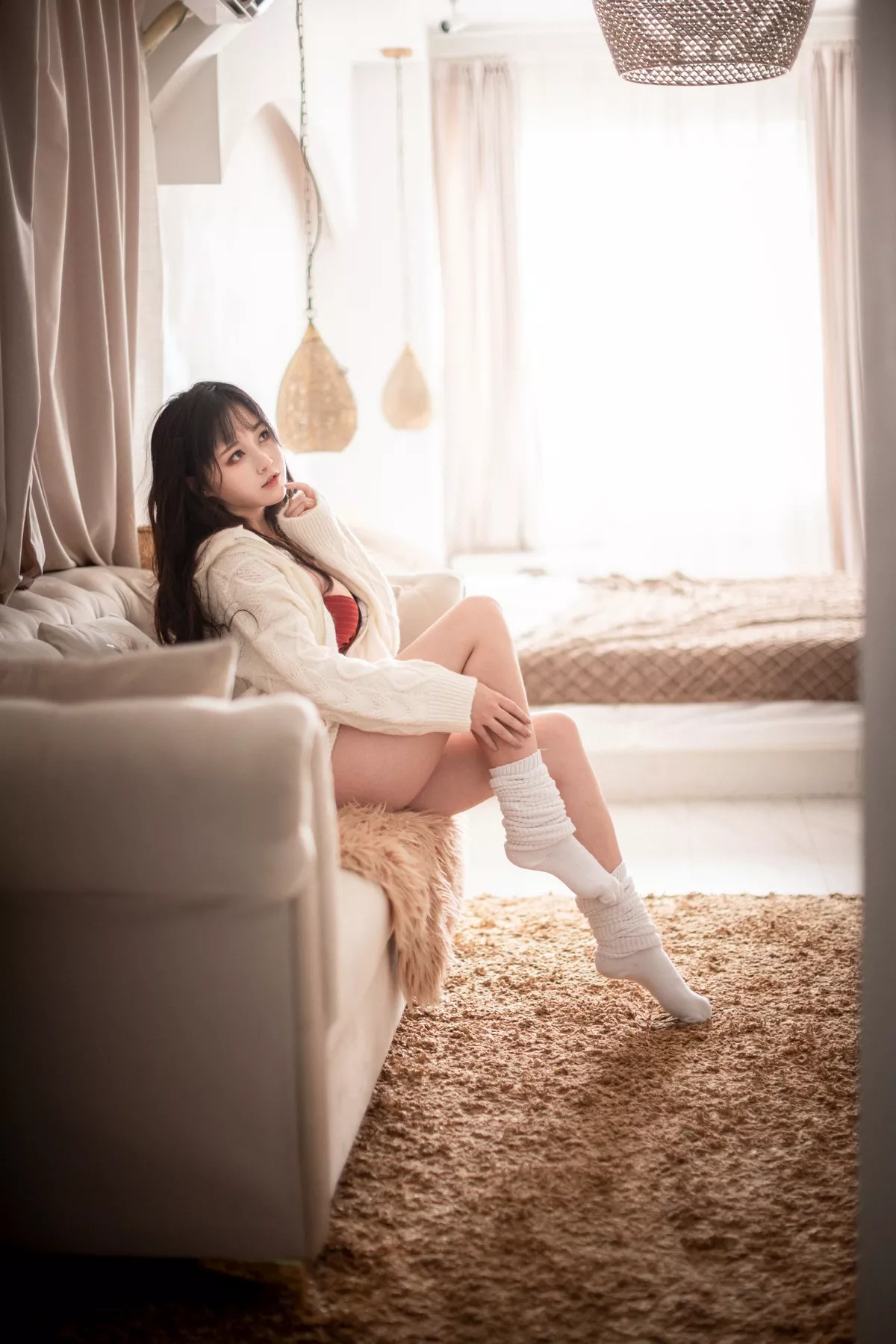 Coser美女奇行家狗崽初冬梅川堀子主题私房性感纯白毛衣半脱露红色内衣诱惑写真40P
